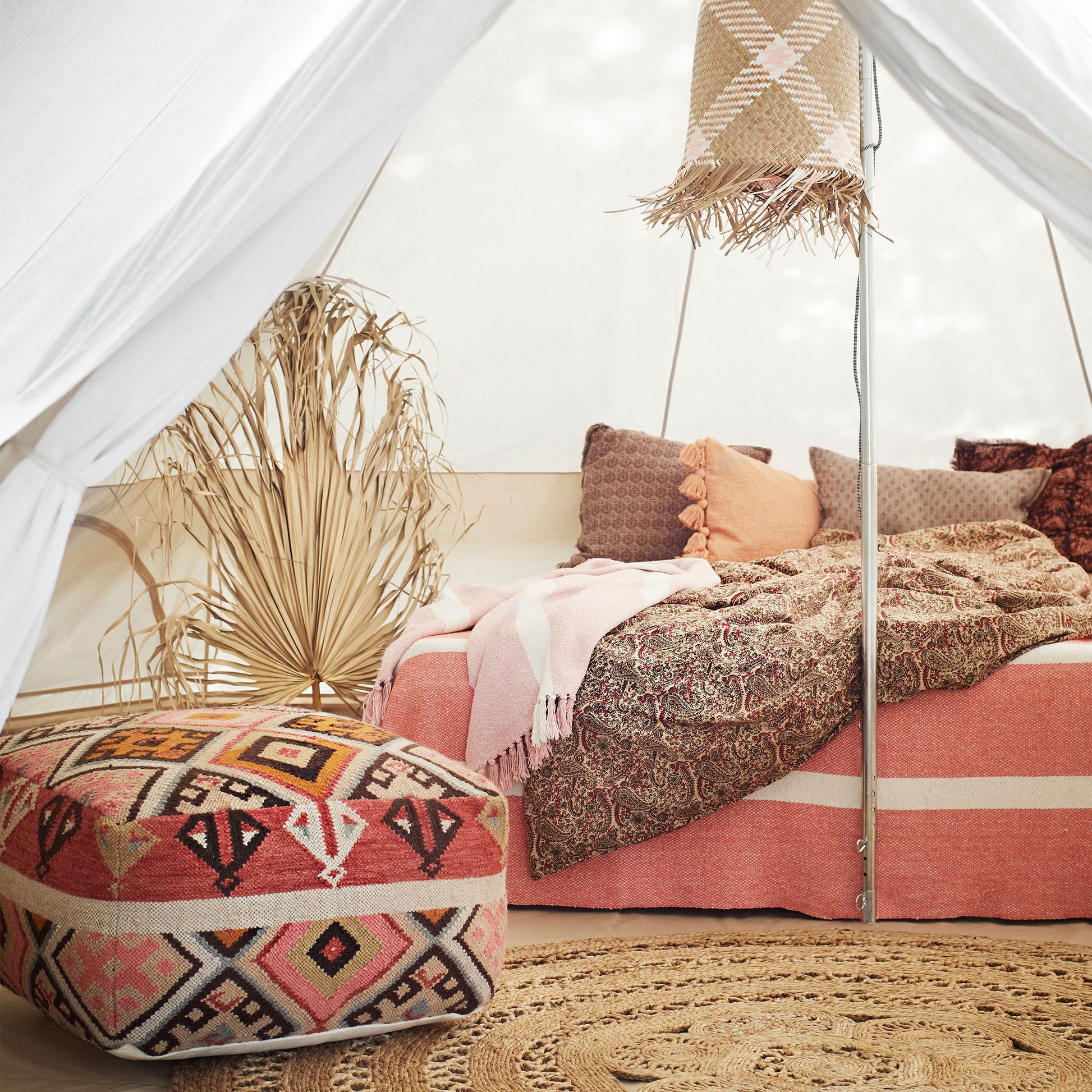 Pouf Rosa Kelim MadamStoltz Hocker Sitzkissen Boho Style marokkanisch Soulbirdee Madam Stoltz