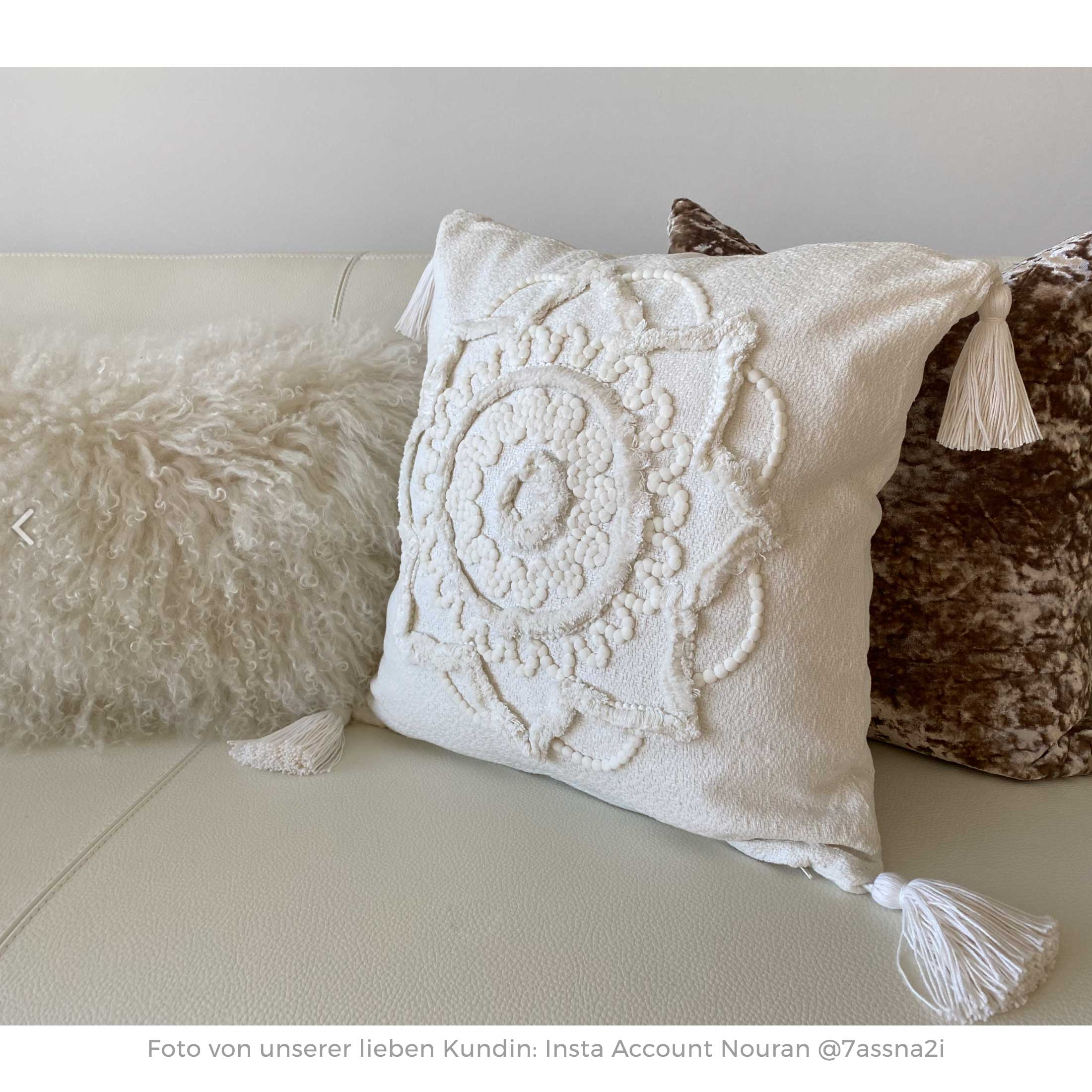 Quadratisches Kissen in Weiss im Boho Style ♥ Quasten-Kissen aus Baumwolle mit einem orientalischen Muster | Soulbirdee Onlineshop, netter Service