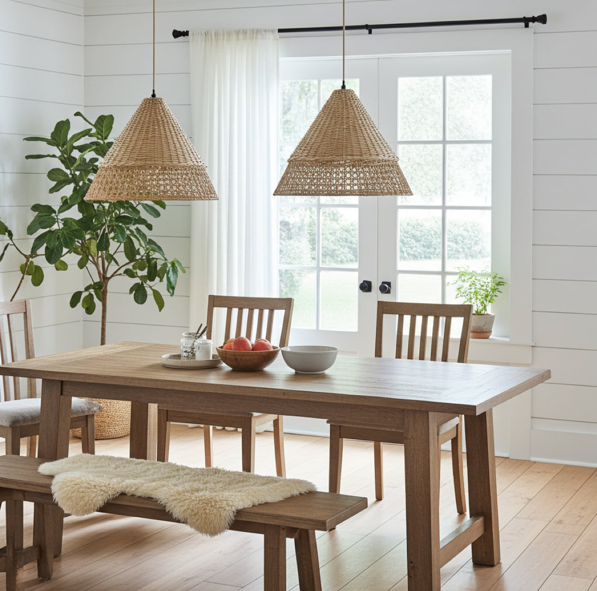 Beleuchtete Rattan-Lampe PUNE mit dekorativem Schattenmuster an der Wand.