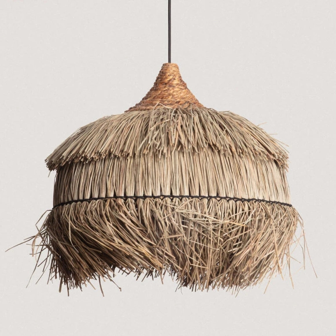 Rattan Pendelleuchte Liana als Freisteller mit schwarzem Kabel, handgefertigte Boho Hängelampe aus Naturmaterial für Esstisch und Interior.