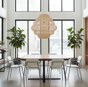 Aurora XL Rattanlampe über einem großen Tisch in einem modernen Meeting-ereich.