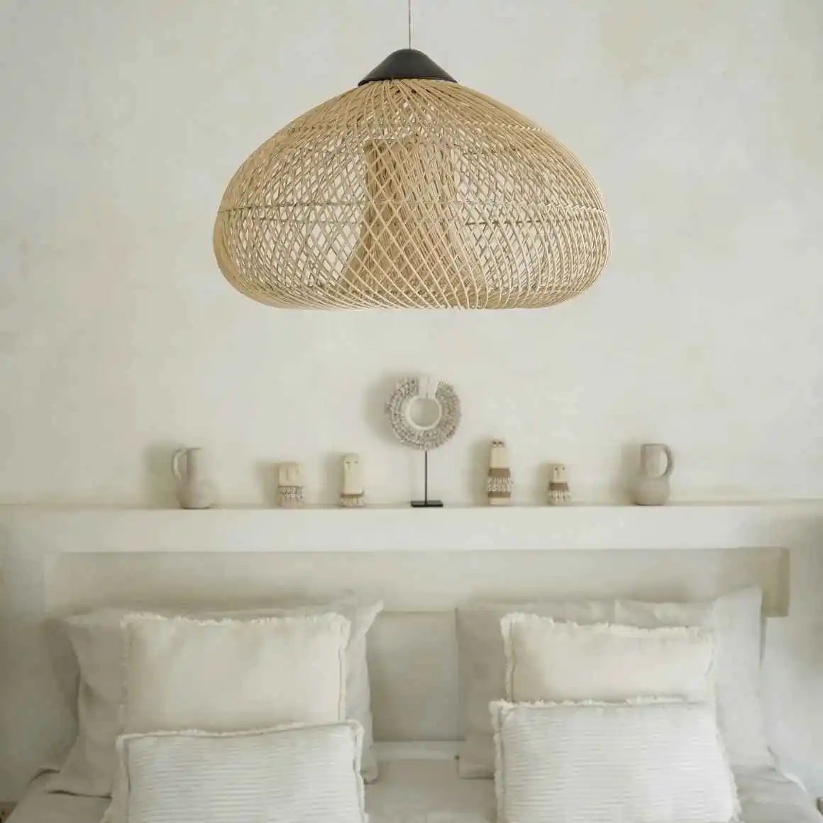 Runder Rattan-Lampenschirm in Natur und Schwarz im Schlafzimmer
