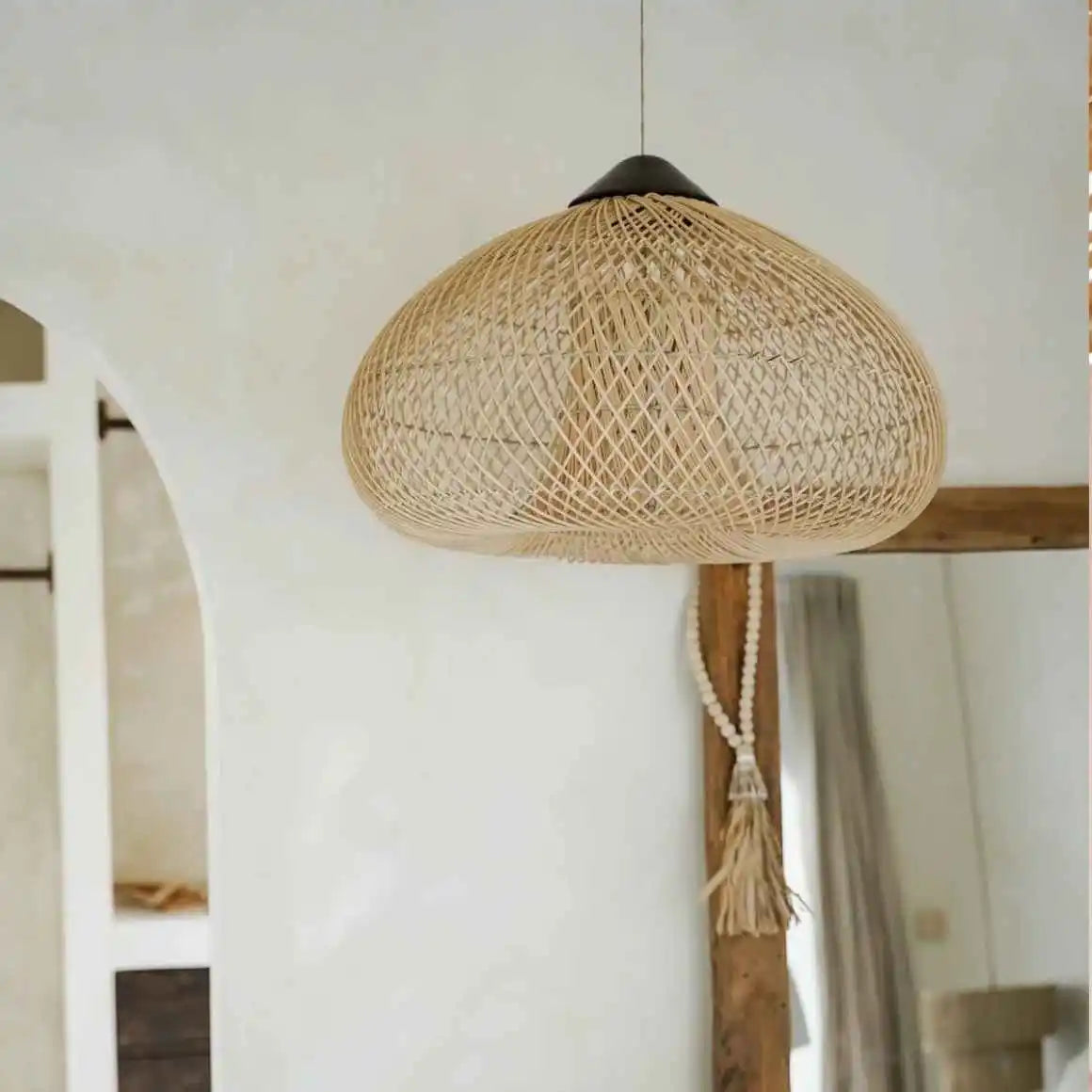 Rattan-Lampenschirm KAYU aus hellem Rattan mit schwarzer Holzkappe