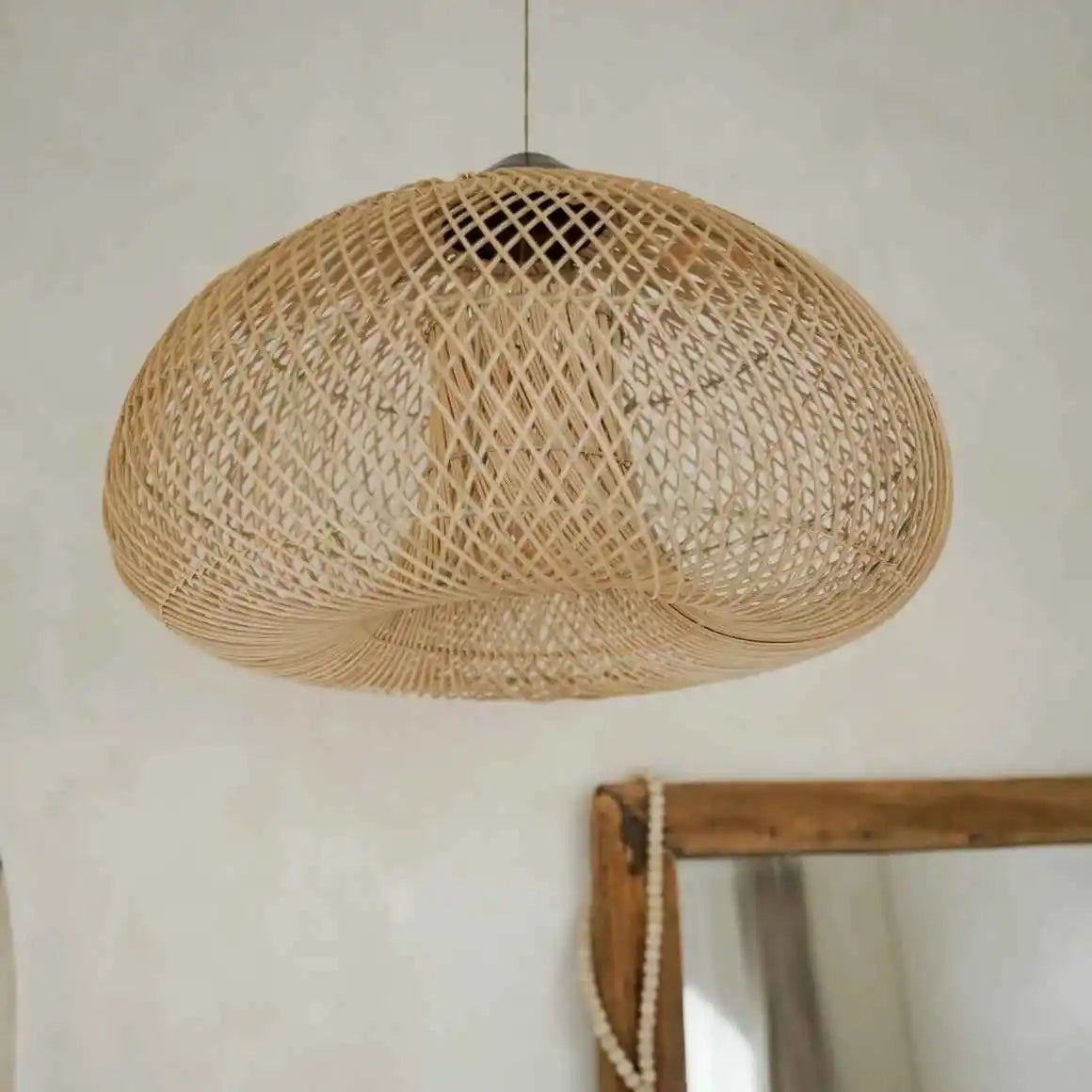 Heller Rattan-Lampenschirm mit schwarzem Holzabschluss