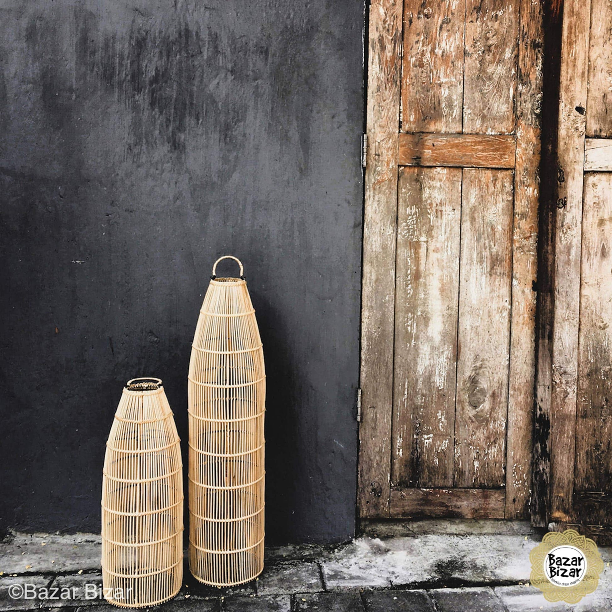 Rattan Deckenlampe in Braun mit 23 cm Durchmesser von der Marke Bazar Bizar. Die Hängelampen passen ins Wohnzimmer und das Treppenhaus