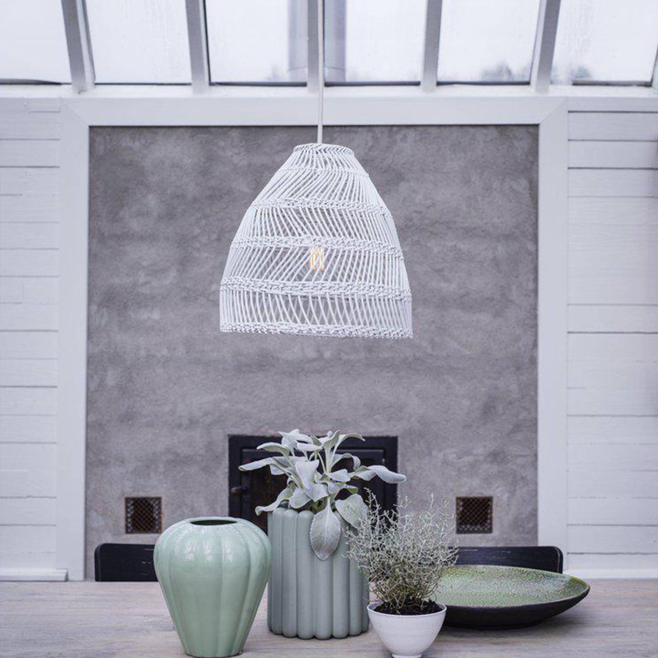 Outdoor Rattan Lampe, Weiß Rattan Lampenschirm in 3 Gößen von der Marke PR Home. Weiße Hängelampe im Boho Style bei Soulbirdee Lampenshop Rattanlampe kaufen