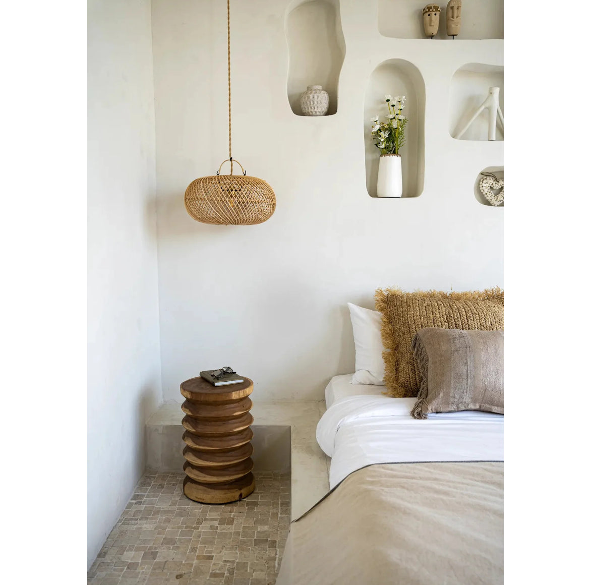 Rattan Lampenschirm Wholly im Boho Schlafzimmer als hängende Lampe über dem Nachttisch