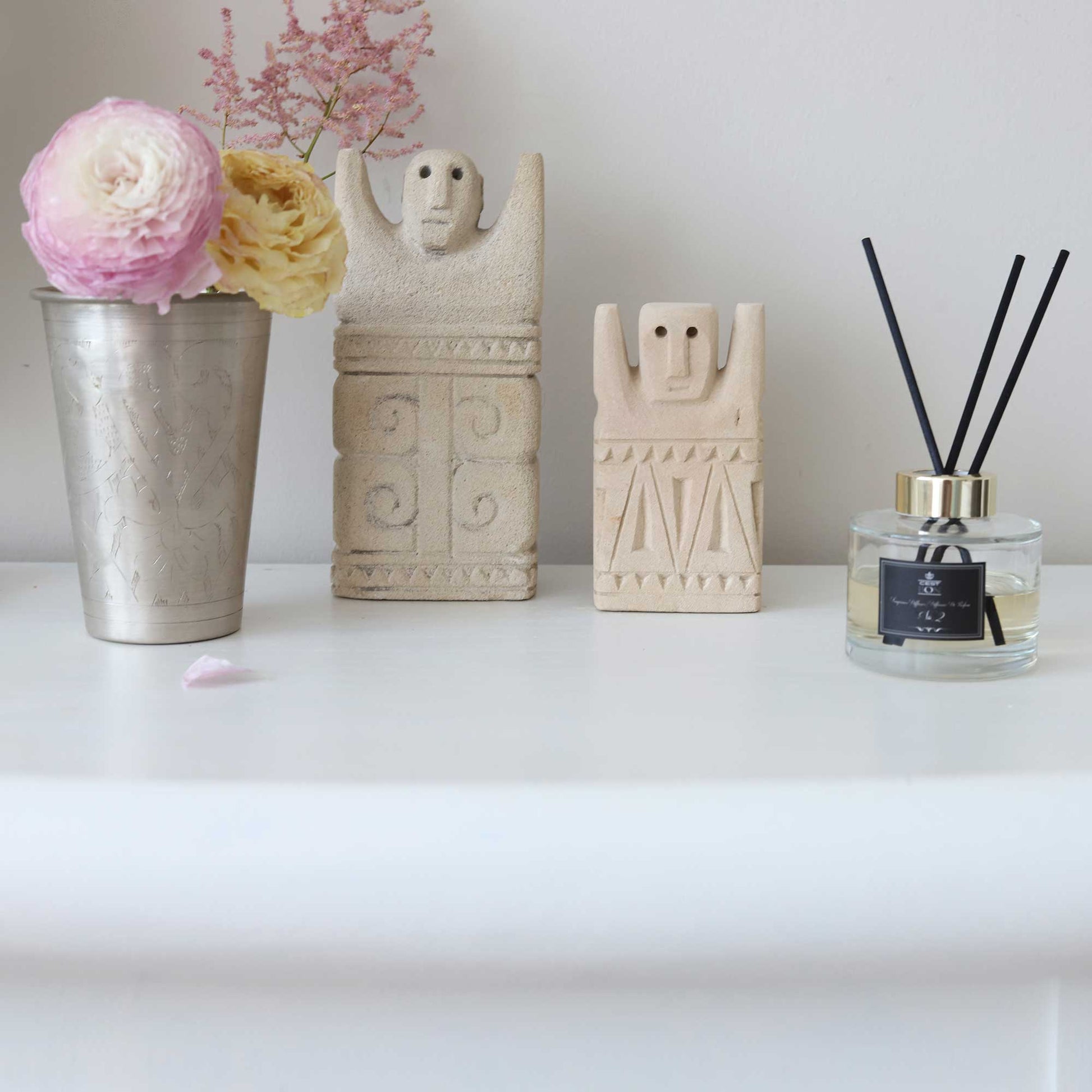 Raumduft mit Sumba Figur uns silberner Vase