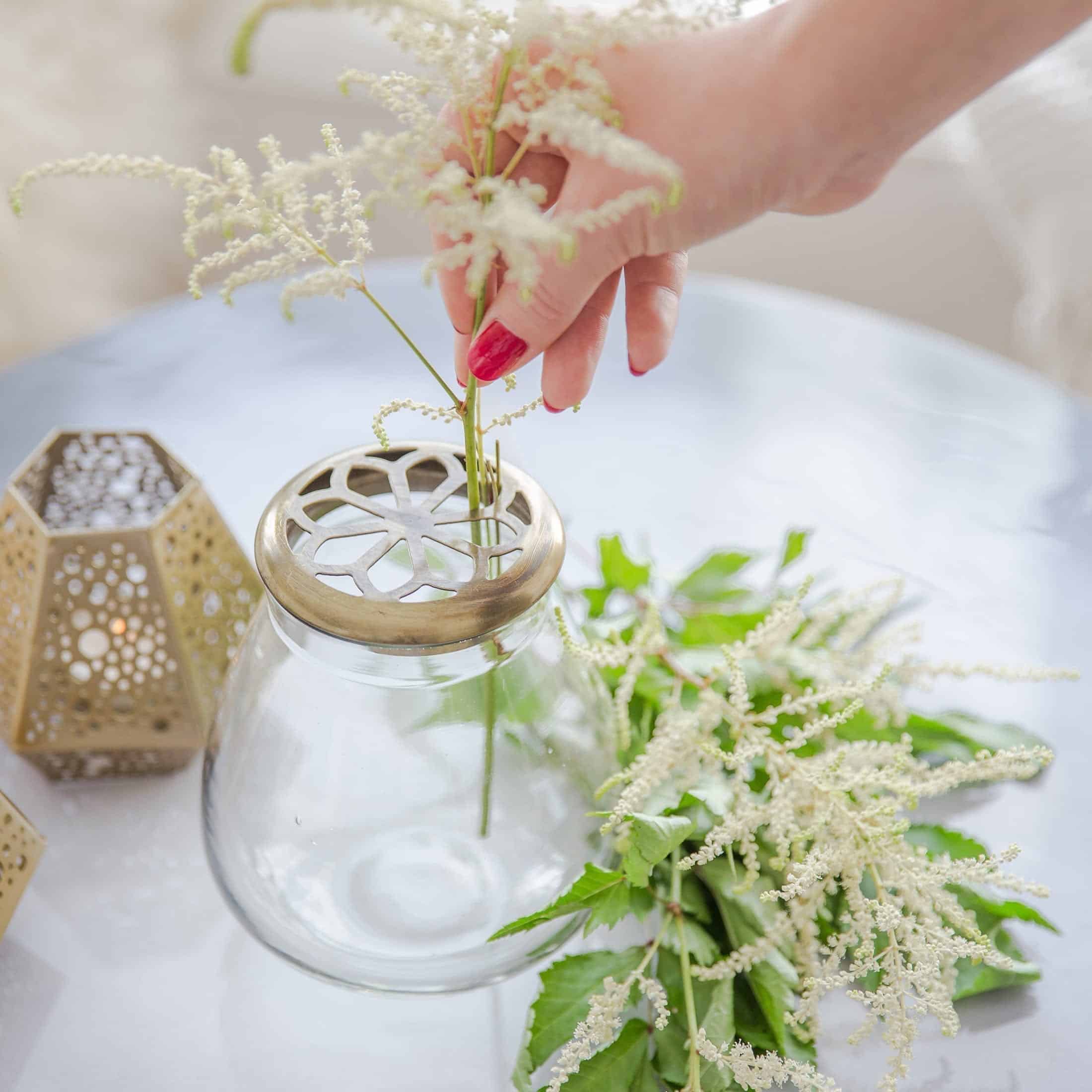 Runde Vase mit goldenem Deckel für einzelne Blumen im Art Deco Stil von der Marke Affari. Kleine Vase mit goldenem Metall Deckel im skandinavischen Stil