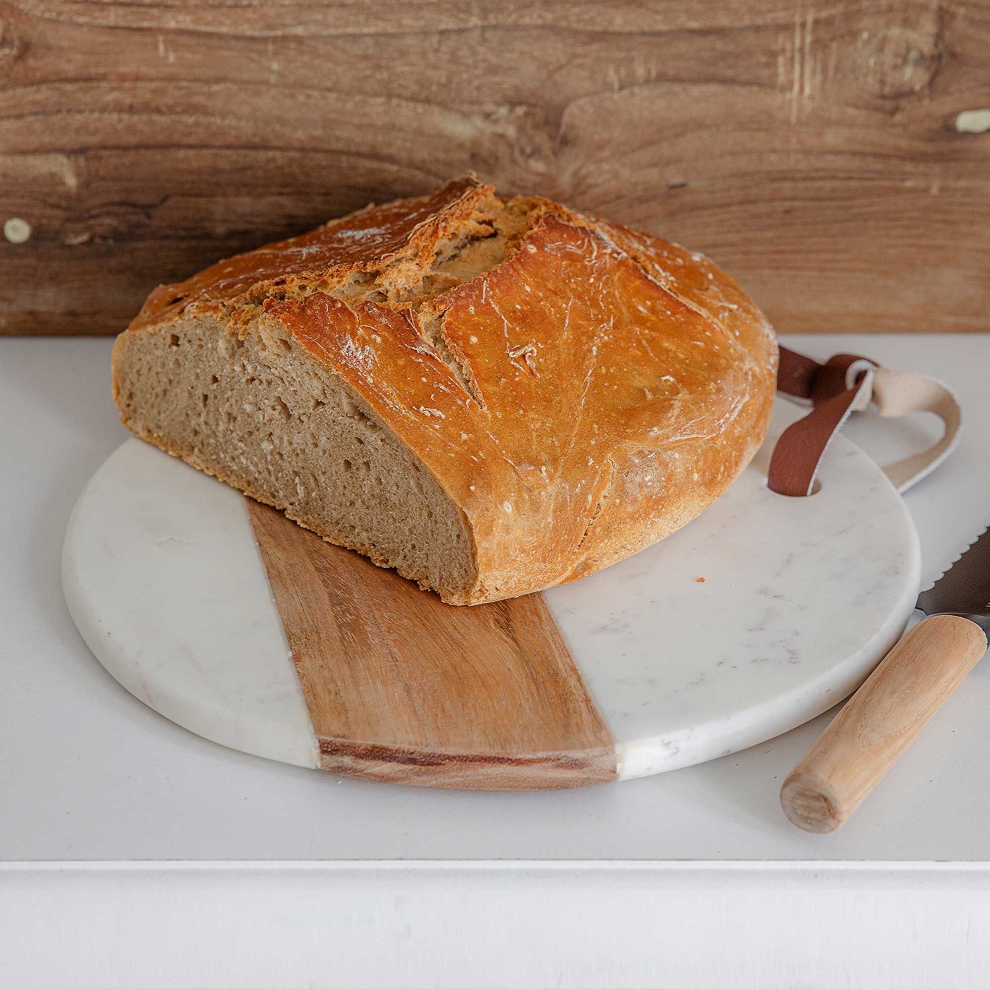 Servierbrett HOME aus Marmor und Holz ♥ rundes Marmorbrett mit Schlaufe aus Leder | Dekobrett zum Hängen | Küchendeko kaufen | Be Home Soulbirdee Onlineshop Rundes Servierbrett Marmor Holz Hängen Küchendeko Tischdeko Schneidebrett behome kaufen Soulbirdee Online Shop
