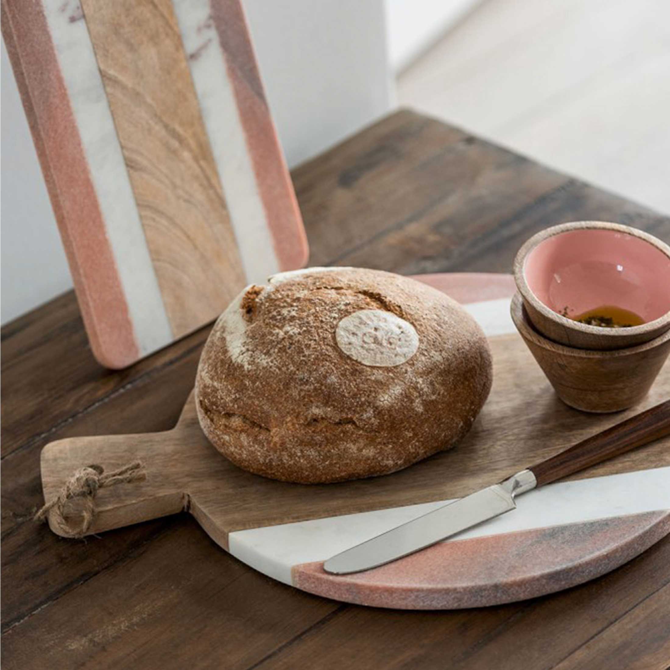 Hochwertiges Servierbrett Küchendeko im Materialmix aus Marmor & Holz & Corian ♥ Ein tolles Geschenk für jeden Hobbykoch und Fan besonderer Küchendeko, Soulbirdee Onlineshop, Servierbrett aus Terrazzo & Holz in der stylishen Materialkombination ♥ Ein tolles Geschenk für jeden Hobbykoch und Fans besonderer Küchendeko