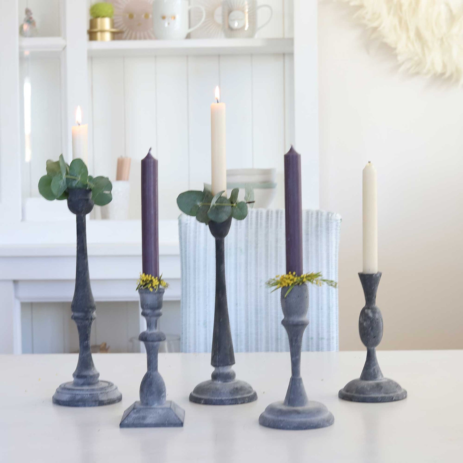 Schwedische Kerzenständer aus Metall in unterschiedlichen Höhen im skandinavischen Wohnstil. Kerzenhalter aus Eisen von der Marke Affari kaufen bei Soulbirdee Onlineshop