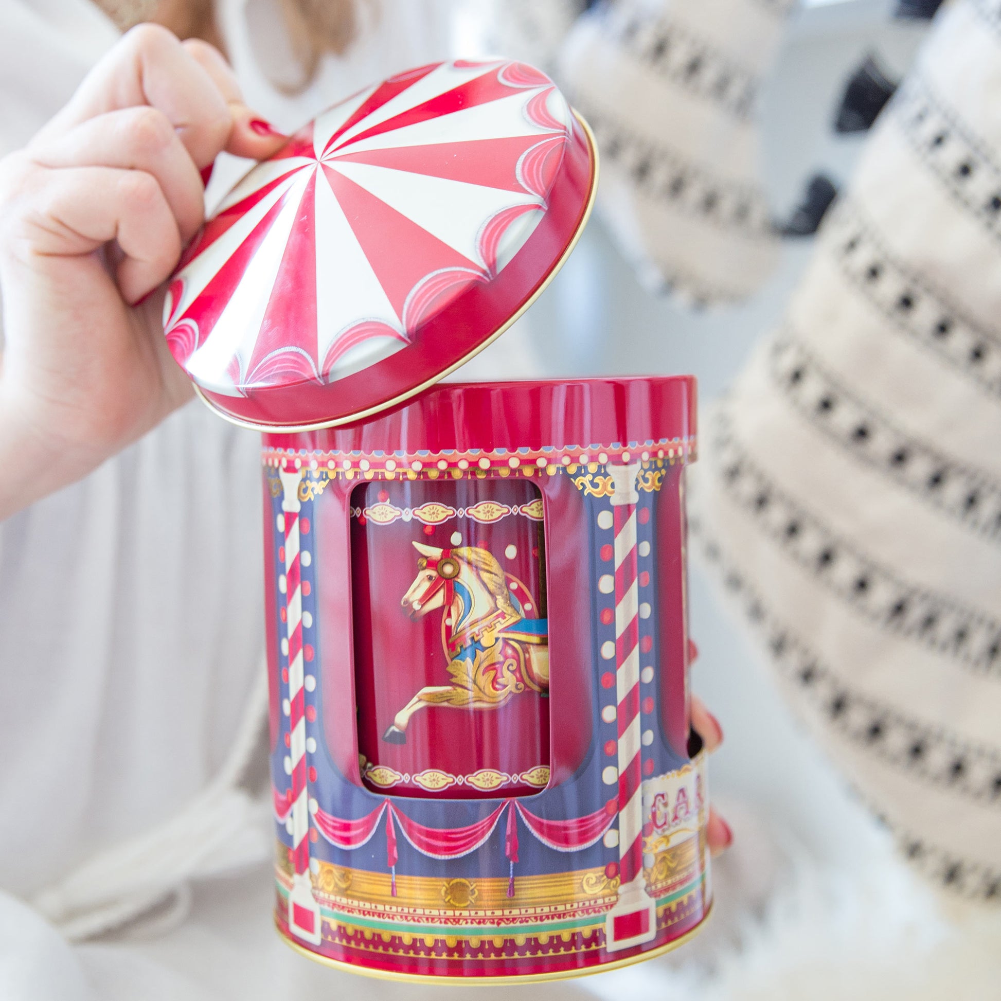Dose für Plätzchen Keksdose Spieluhrdose JAHRMARKT ♥ Dose für Plätzchen und Weihnachtsdeko kaufen Das Karussell mit den Pferden in der Mitte dreht sich & spielt eine Melodie ☆ Keksdose mit Musik Soulbirdee Onlineshop
