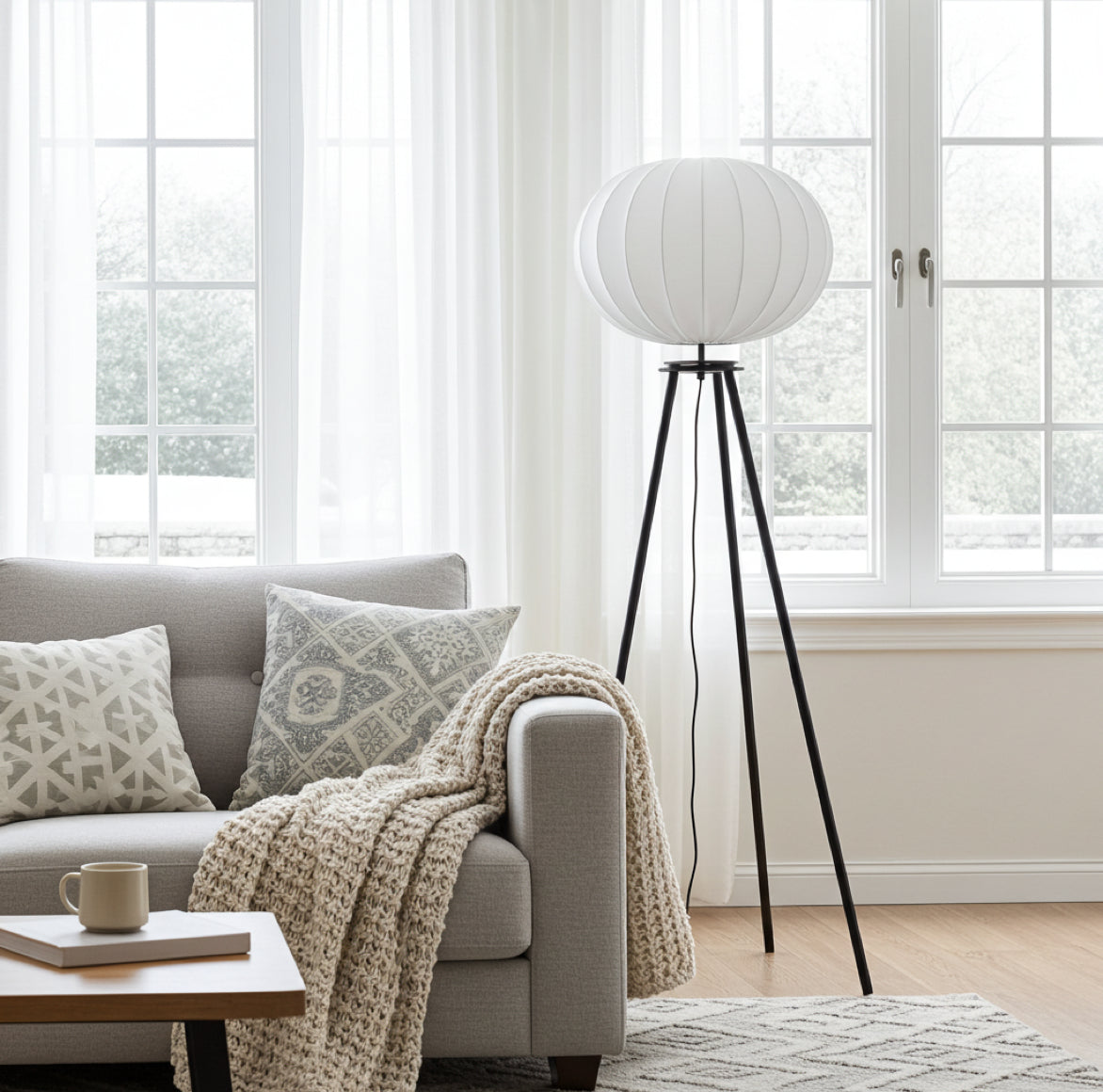 Moderne Retro Stil Wohnzimmer Stehlampe mit weißem Ballon Lampenschirm und schwarzem Gestell