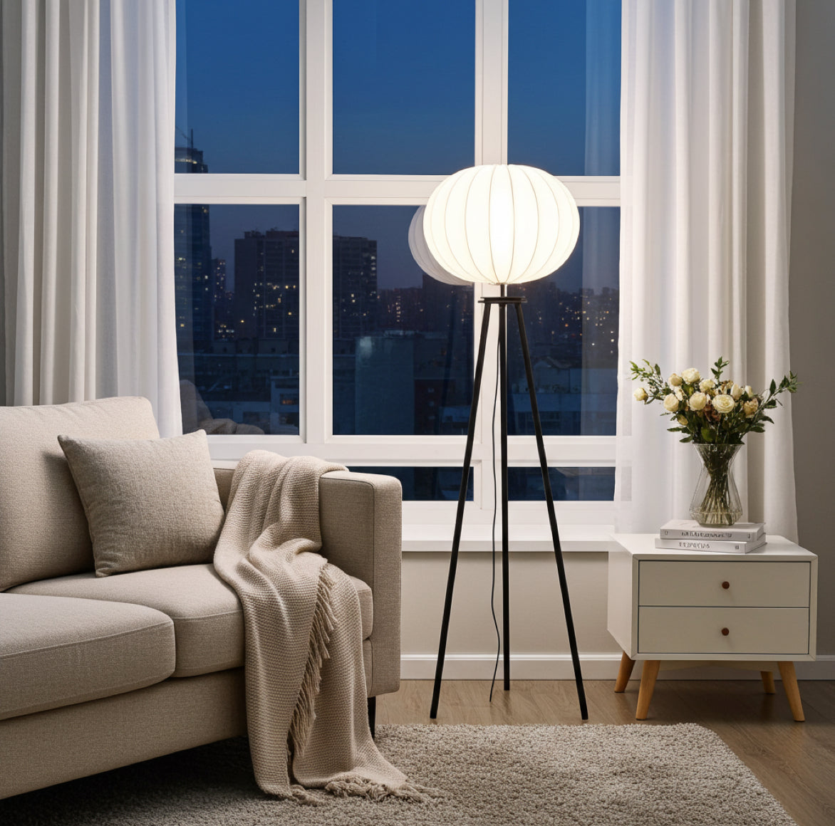 abend im Wohnzimmer mit angenehm leuchtender Stehlampe mit weißem Ballon Lampenschirm und schwarzem Gestell