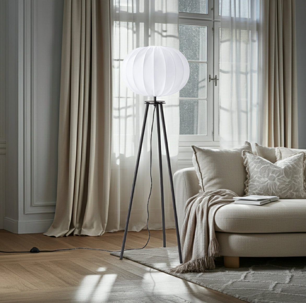 Landhaus Stehlampe elegant französisch modern in weiss schwarz passend zu heller Einrichtung