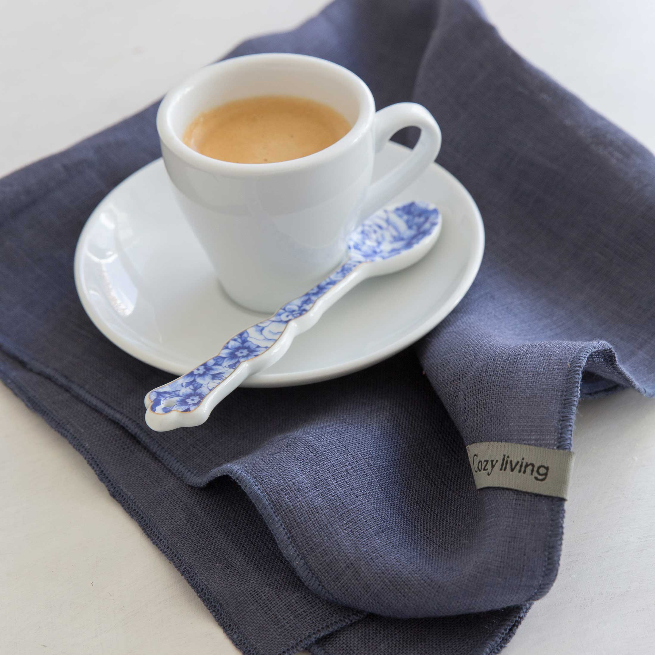 Leinenservietten, quadratische Stoffservietten aus Leinen in Dunkelblau | festliche Tischdeko ✓ Waschbare Servietten als Tischdeko | Soulbirdee Onlineshop Elegante Stoffserviette Leinen DunkelBlau für die Tischdekoration und für Feste. Die Serviette ist strapazierfähig und hohe Qualität. Servietten online kaufen bei Soulbirdee Onlineshop Leinenservietten, quadratische Stoffservietten aus Leinen in Dunkelblau festliche Tischdeko ✓ Waschbaren Servietten von Cozy Living im Soulbirdee Onlineshop