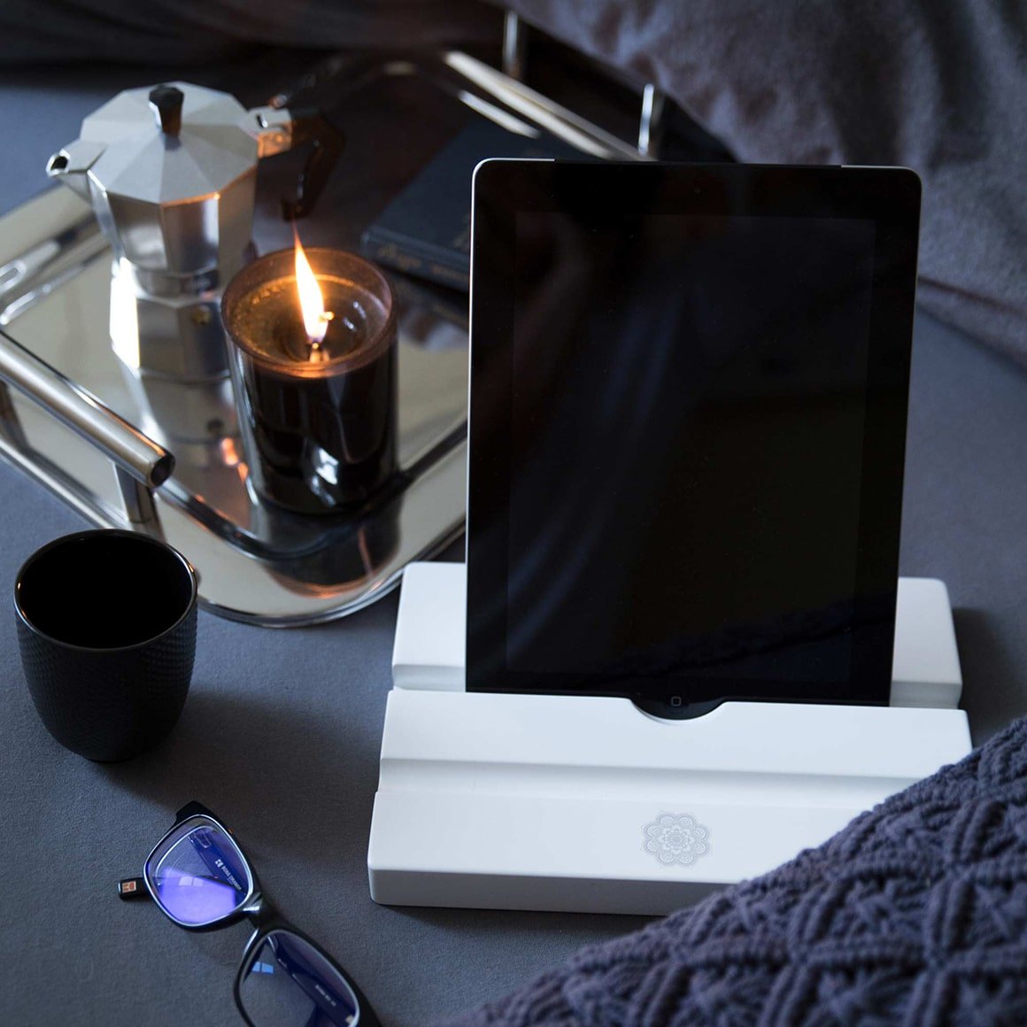 iPad Tablet Halter aus Holz | elegantes, weißes Office Accessoire | iPad und Tablets stehen absolut sicher und wackelfrei in diesem Halter. Tablet-Ständer für das iPad