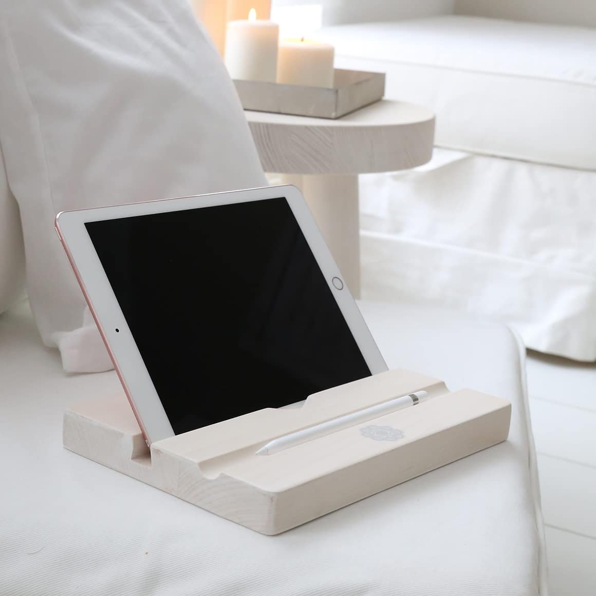 Tablet Halter aus Holz Homeoffice feminin elegant nachhaltig naturmaterial