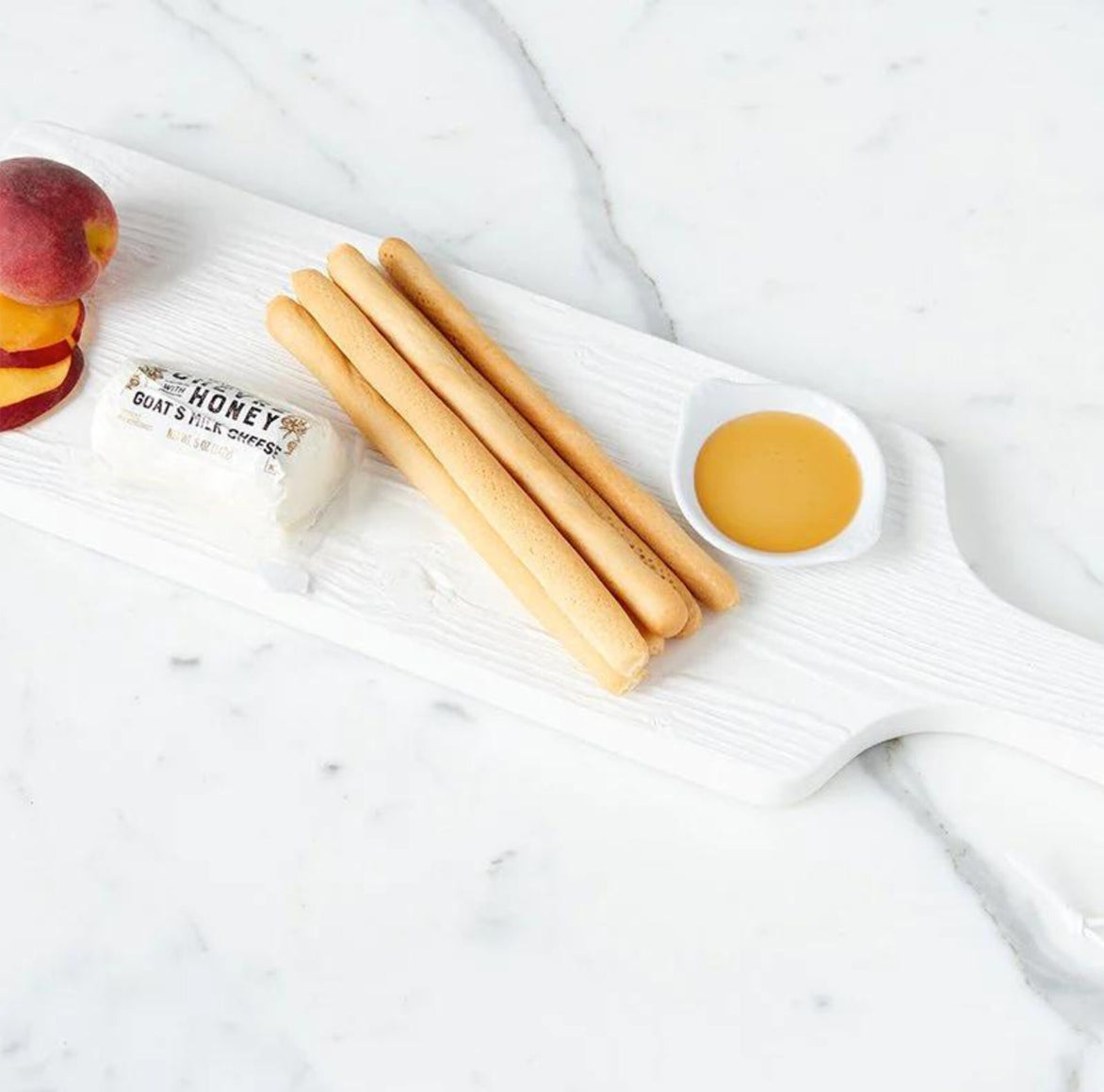 Langes weißes Holzbrett für Antipasti und Tapas im Landhaus-Look.