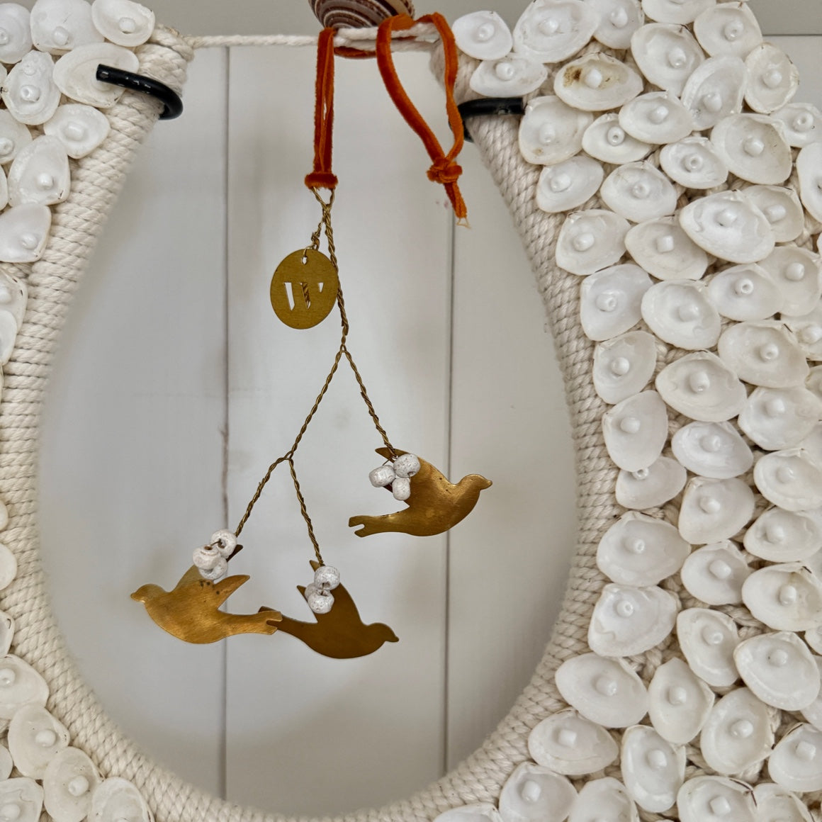 Tauben Dekoanhänger Gold mit Perlen & Samtband – Boho Style