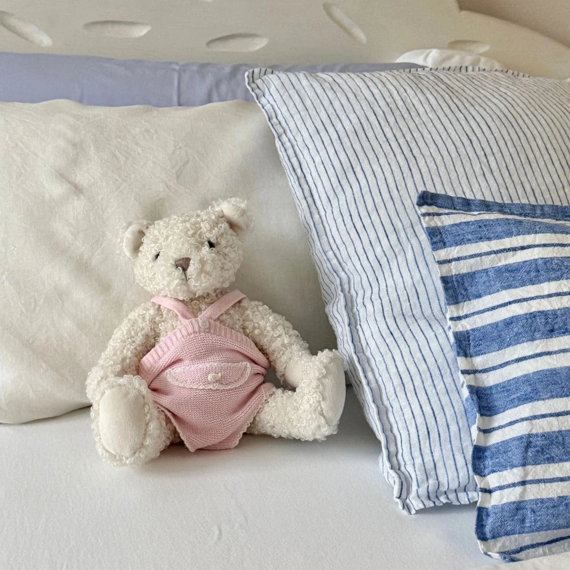 Teddy Bär Teddybär weiss bouclee Moshi Soulbirdee als Schlafzimmer Deko