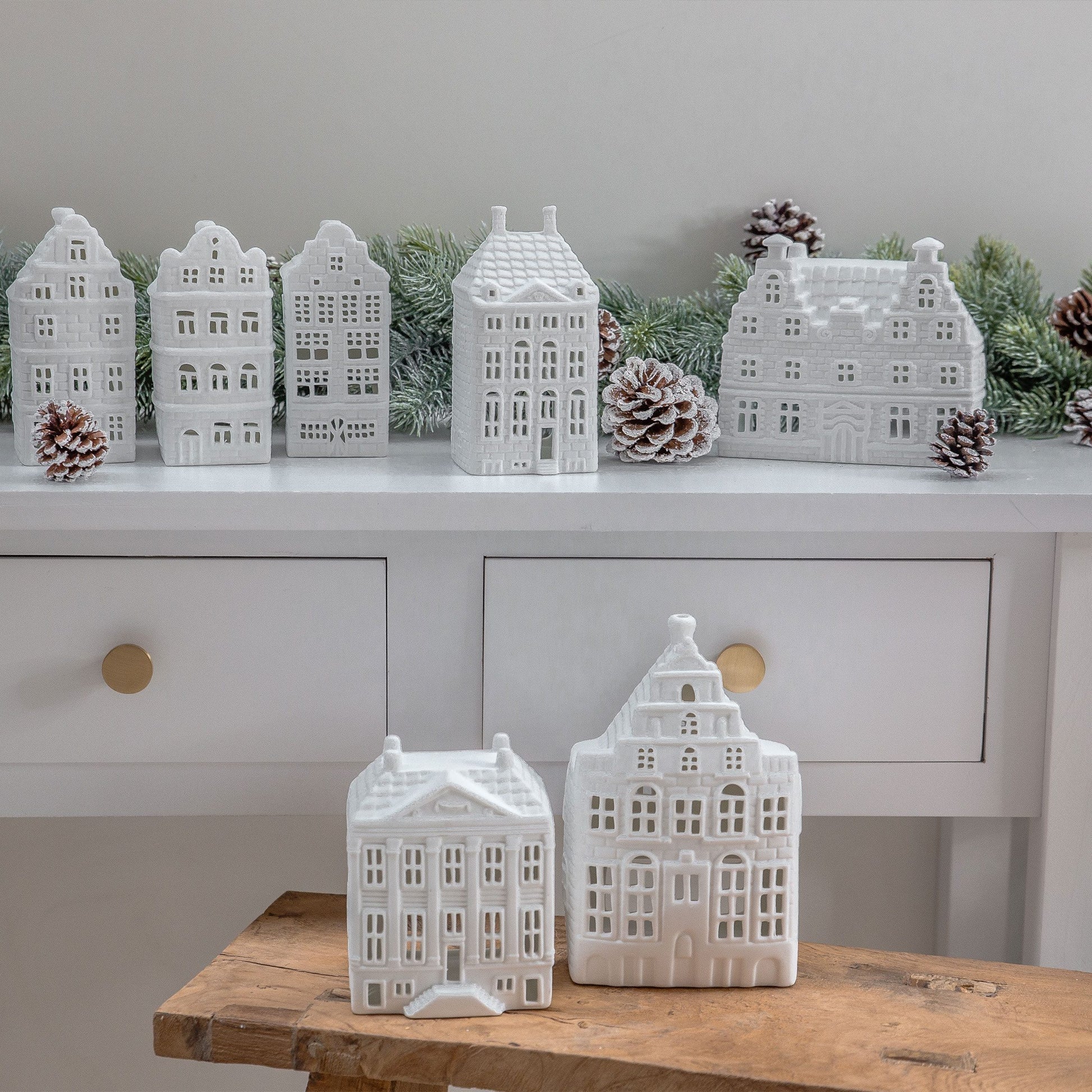 Lichthaus Weiß Set Teelichthalter in Haus-Form aus weißem Porzellan im 3er Set von der Marke Klevering. Entdecke die Teelichthalter in Form von Grachtenhäusern aus Amsterdam