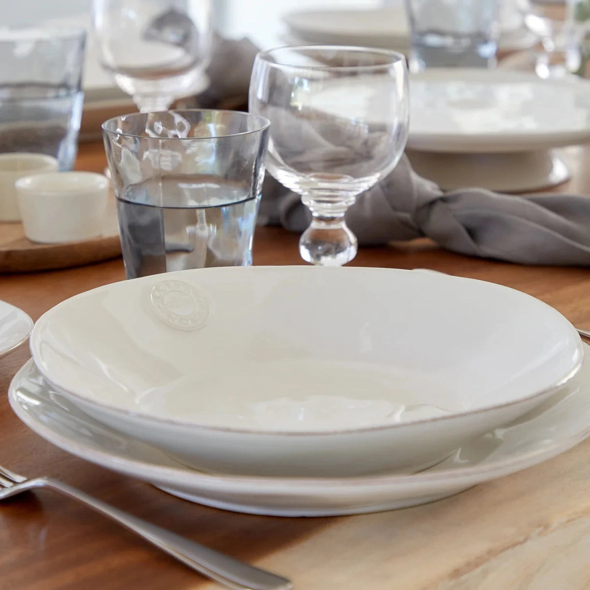Gedeckter Tisch mit weißen NOVA Tellern mit glänzender Glasur von Costa Nova aus Steinzeug .Teller mit erhöhtem Rand für Pasta, Suppe, Salat handgemachtes Geschirr von Costa Nova