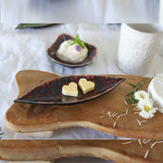 Teller Rot schwarz Lorbeerblatt als Butterteller dekoriert Riviera Leaf Collection in Blattform Soulbirdee Costa Nova