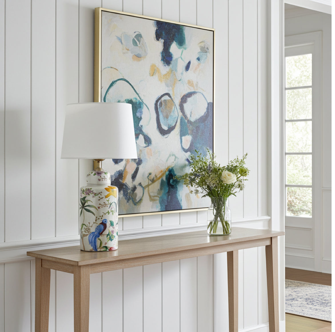 Tischlampe auf der Konsole im Eingangsbereich Warme Lichtakzente und klassisches Design begrüßen deine Gäste