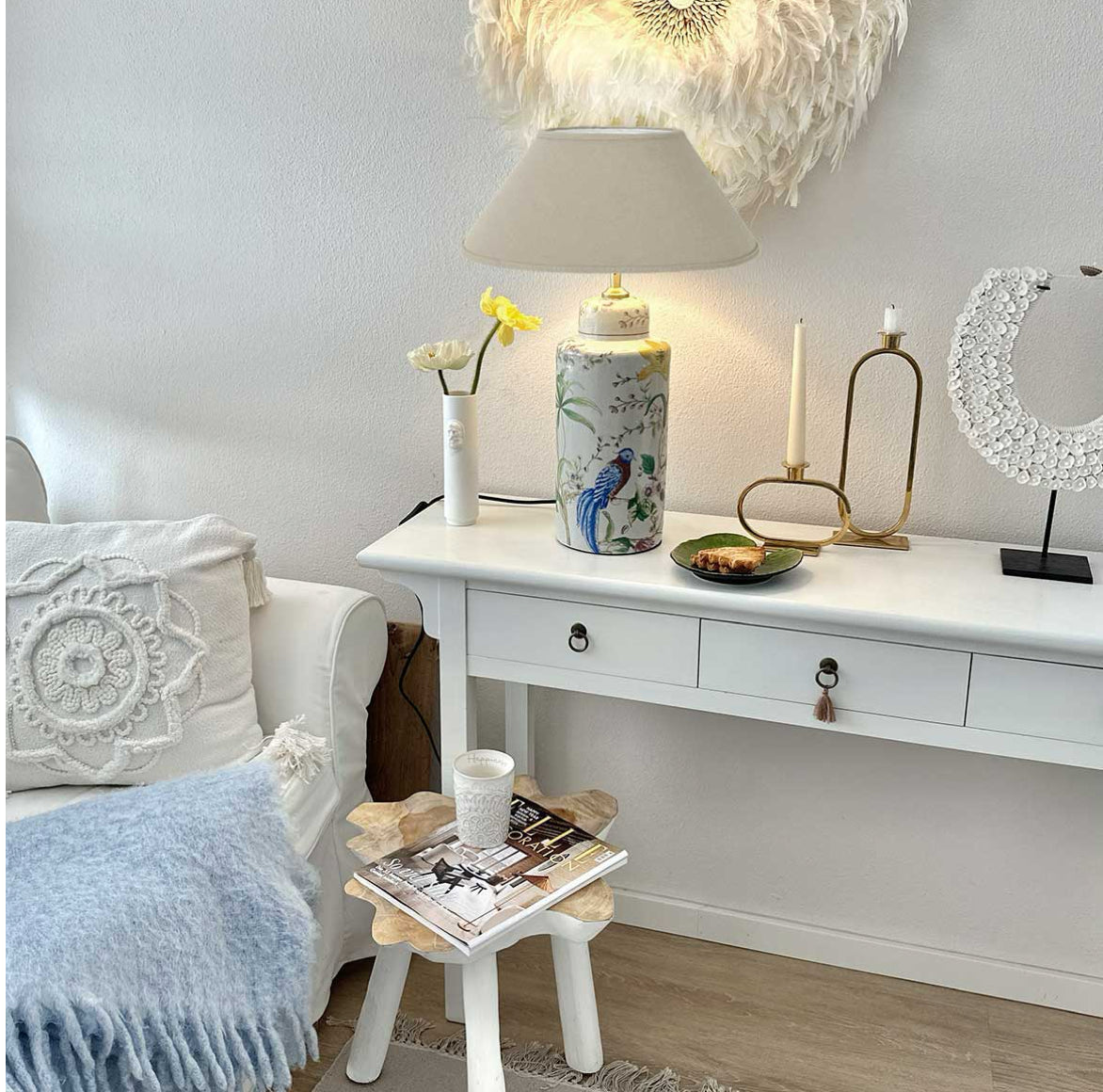 Tischlampe im Landhaus Stil mit beige Lampenschirm als Vasenlampe mit Vogel Li Na Französches Porzellan 