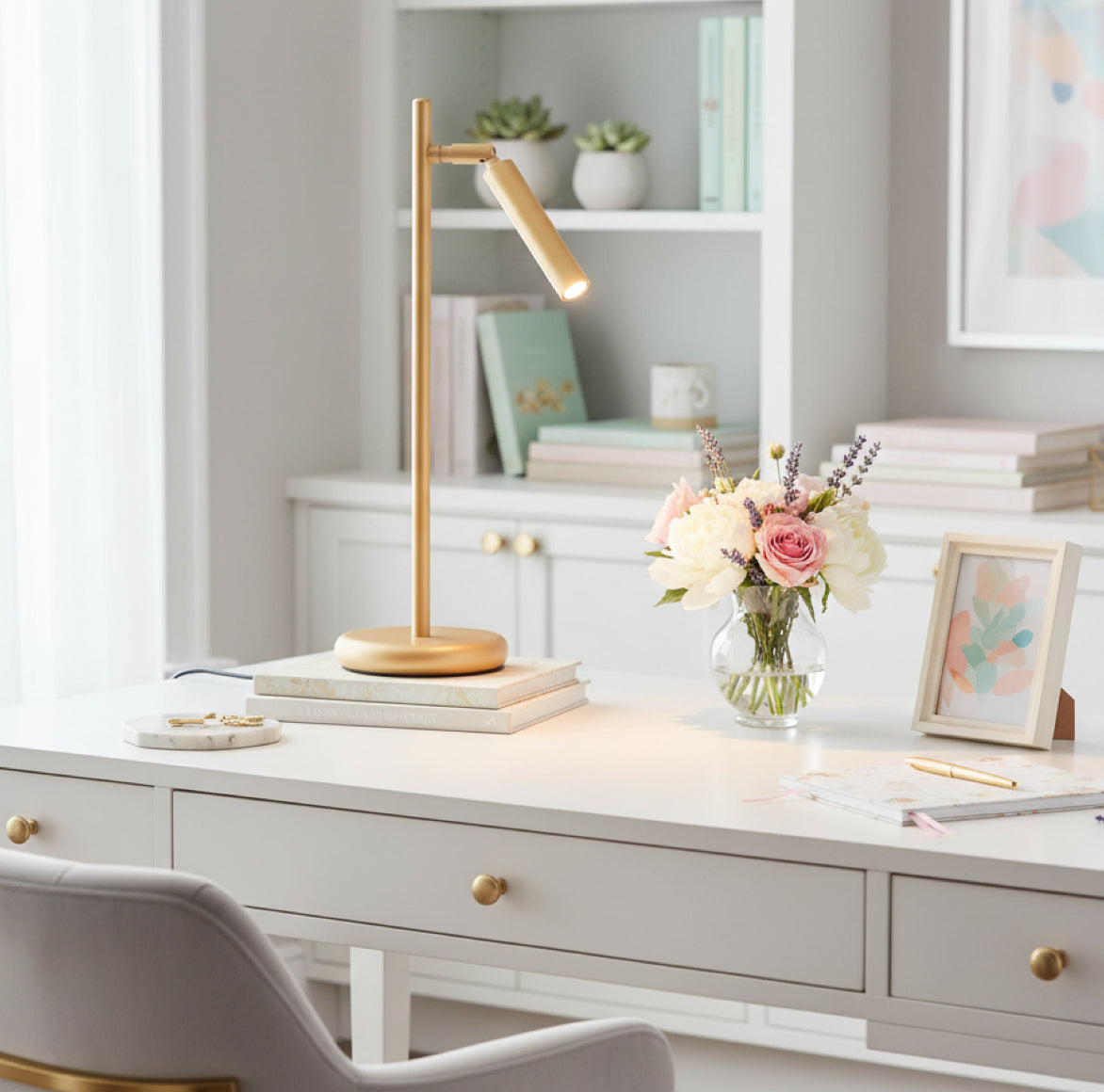 Goldene Tischlampe im femininen eleganten Homeoffice als Schreibtischlampe und Leselicht mit LED