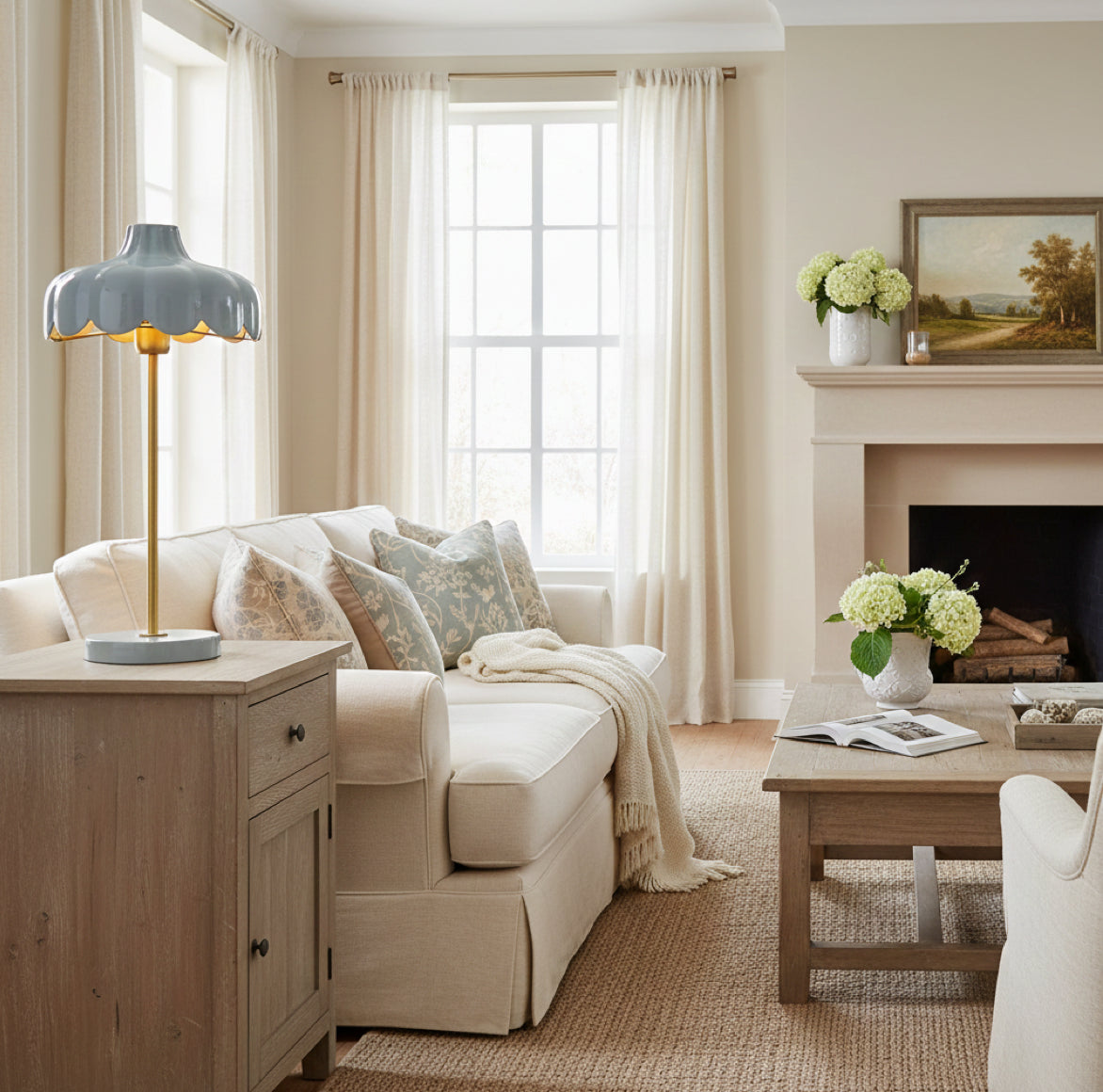 Design-Tischlampe Wells in Blau für gemütliches Leselicht im Wohnzimmer.