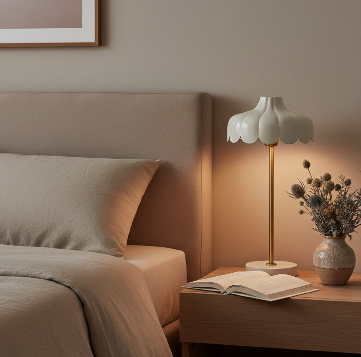 Nachttischlampe Iris als Beige Tischlampe im Schlafzimmer mit innen Goldenem Lampenschirm angeboten im Soulbirdee Lampenshop