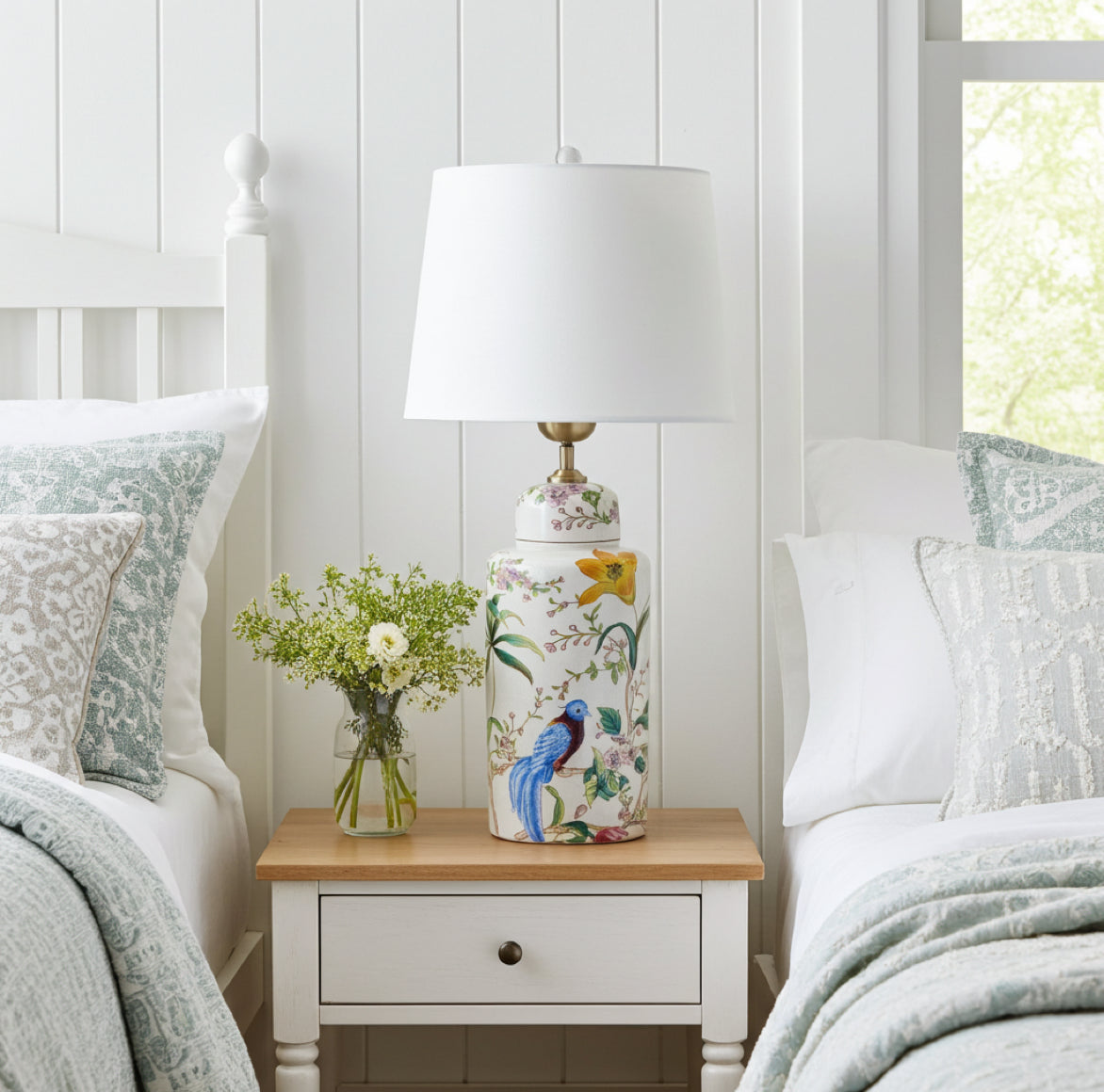 Tischlampe Li Na mit weißem Schirm sorgt für eine luxuriöse Stimmung im Schlafzimmer auf dem Nachttisch