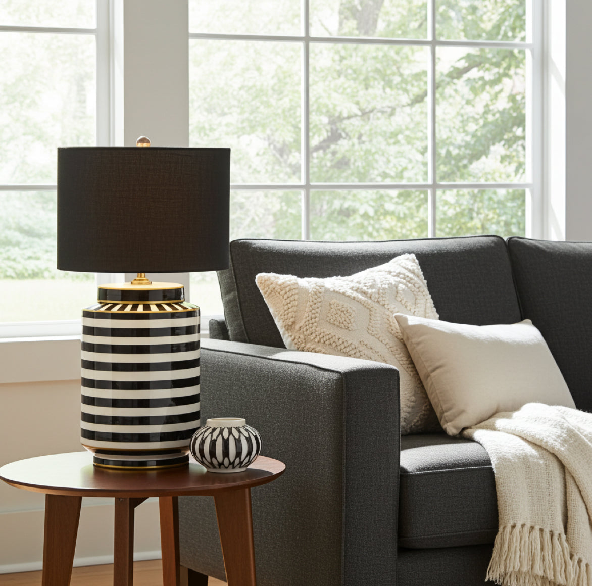 Tischlampe GestreifteArt Deco auf Tisch im Wohnzimmer mit eleganter Einrichtung prhome Gatsby Gestreifte Art Deco 