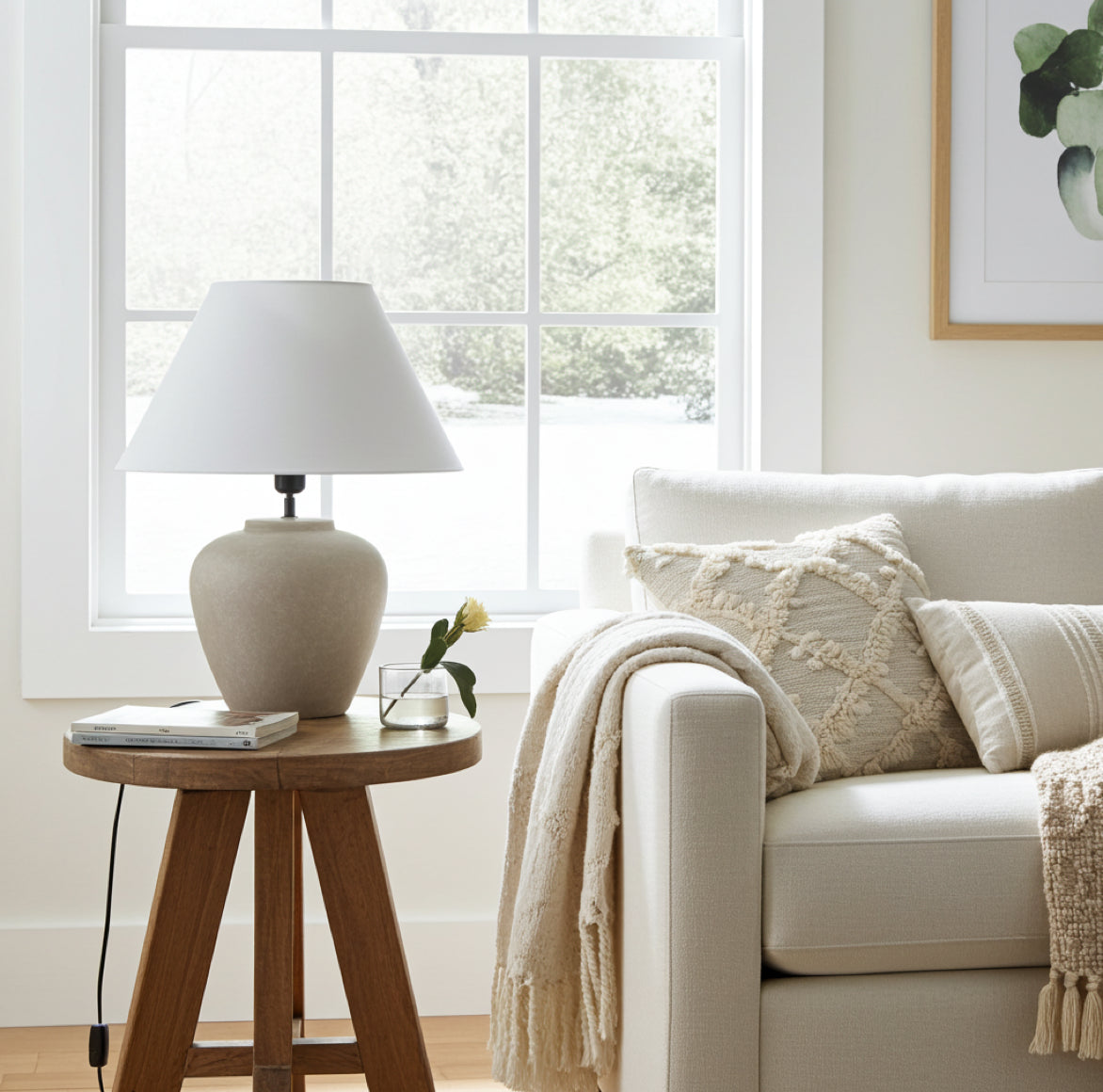 Große Keramik Tischleuchte Lilly 58 cm Beige Vintage form mit Leinenschirm im Wohnzimmer