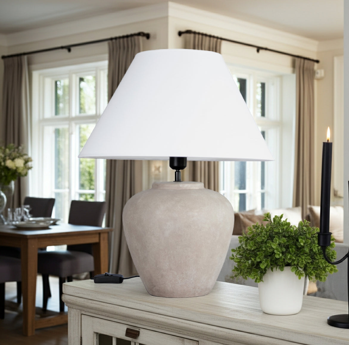 Tischlampe im Wohnzimmer mit Landhaus Stil modern beige aus keramik handgemacht