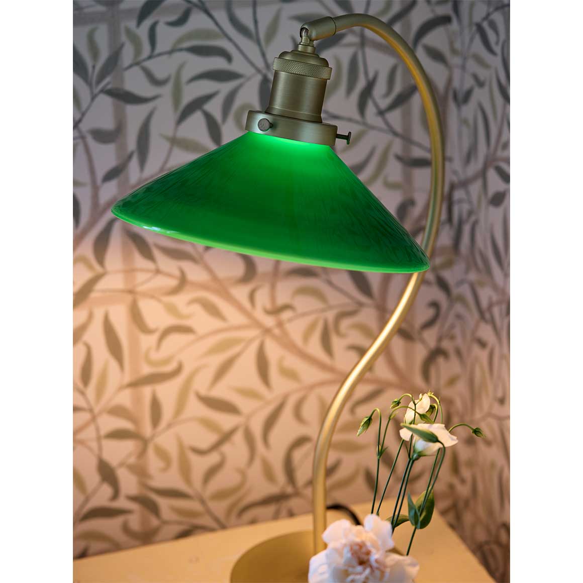 Vintage Tischlampe Detail beleuchtet grünem Lampenschirm aus Glas Gold Messing Nachttischlampe Retro Vintage Style Tischleuchte kaufen Soulbirdee Lampenshop