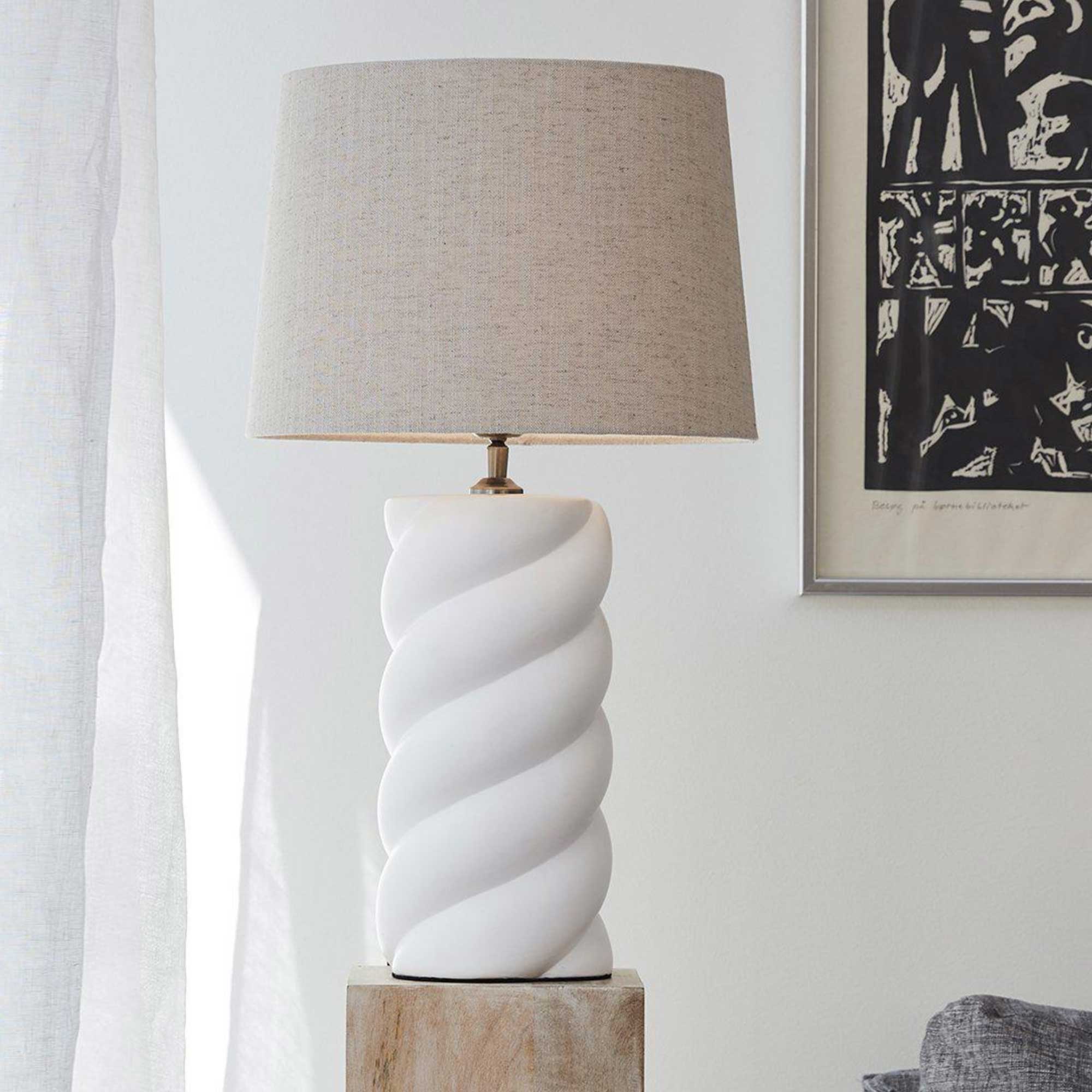 Tischlampe WOHNZIMMER aus Keramik in Weiß Beige von der Marke PR Home Skandinavische Tischlampe mit Lampenschirm Tischleuchte für das Wohnzimmer Soulbirdee Lampenshop