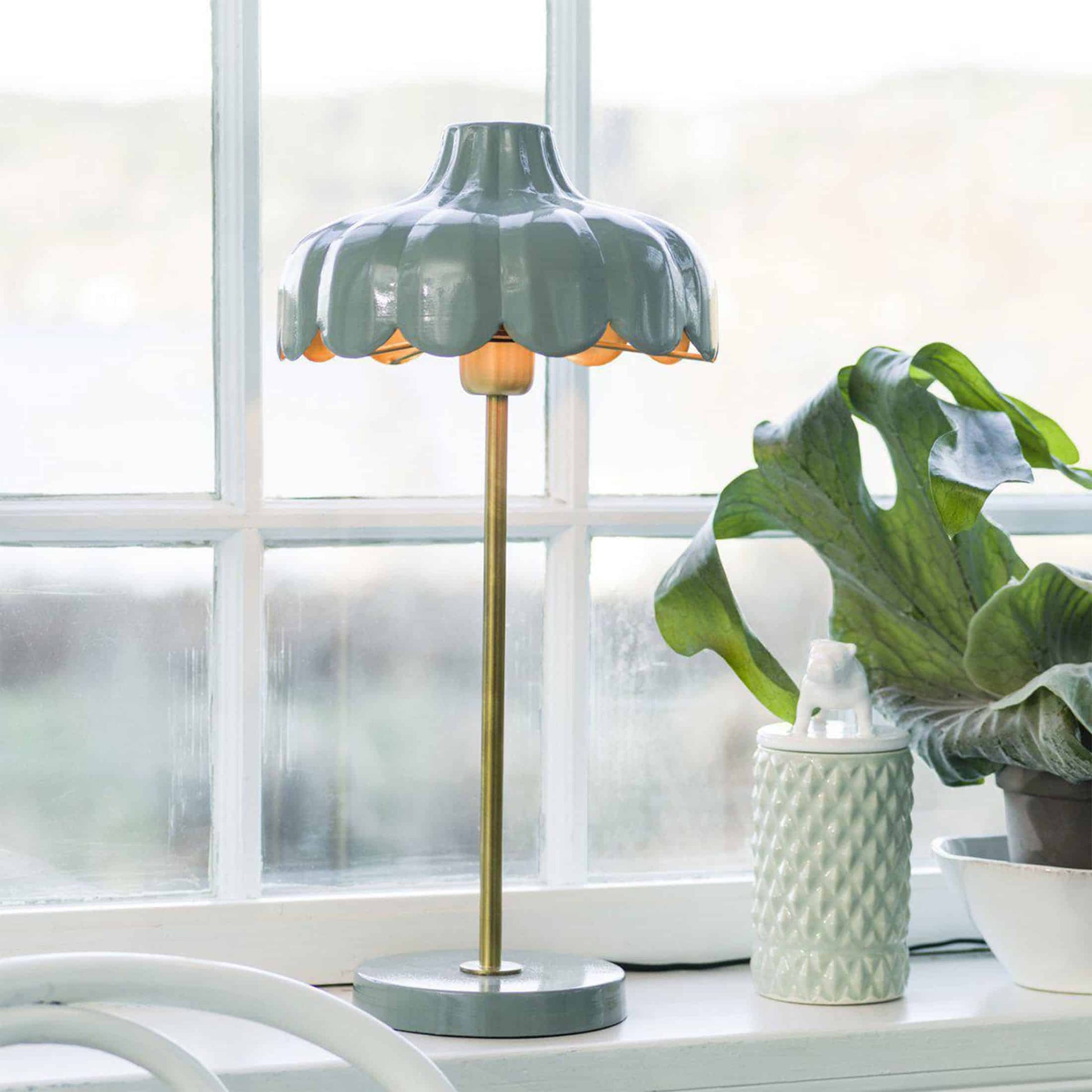 Tischlampe in Blumenform in Grün von der Marke PR Home. Skandinavische Lampen im Landhausstil bei Soulbirdee kaufen