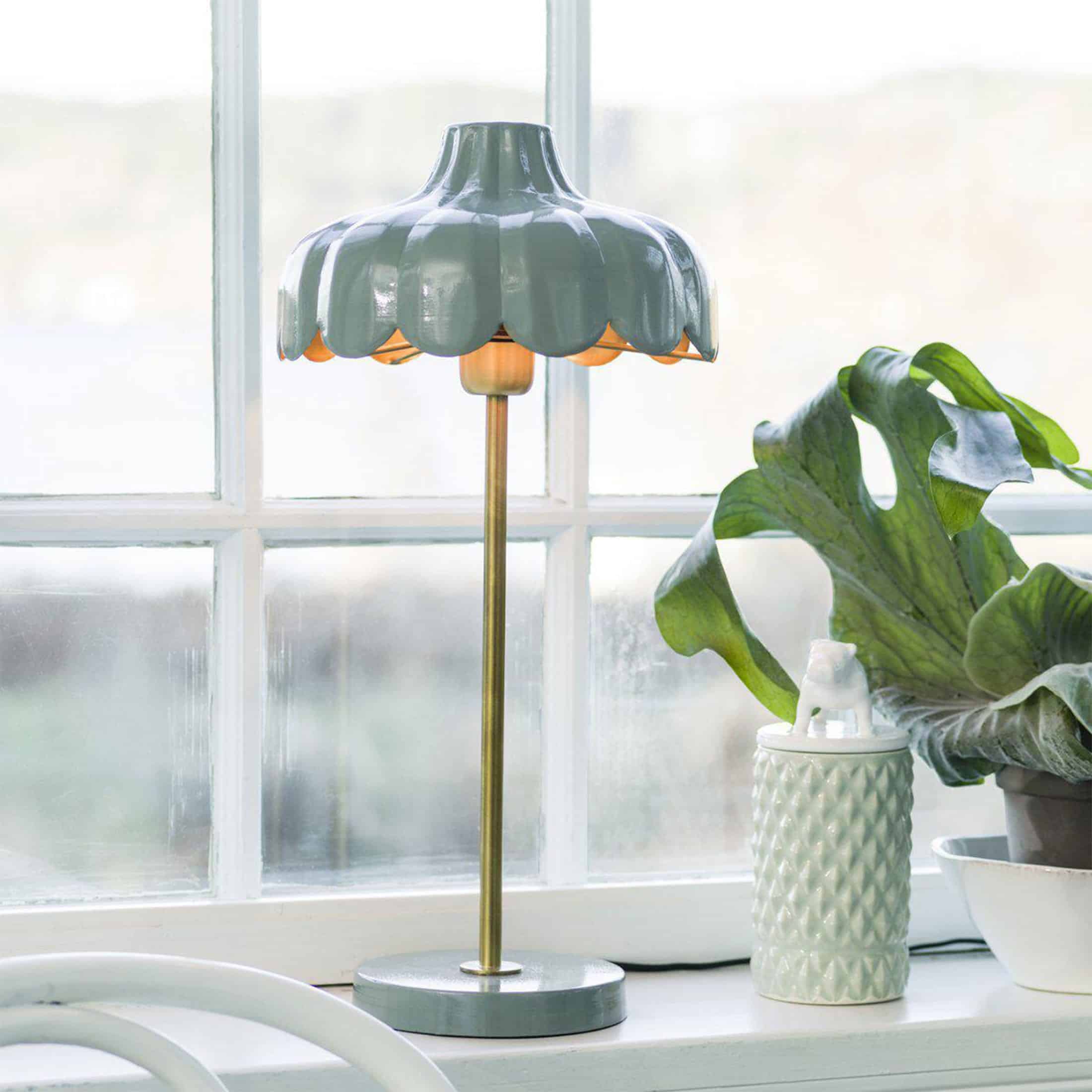Tischlampe in Blumenform in Grün von der Marke PR Home. Skandinavische Lampen im Landhausstil bei Soulbirdee kaufen