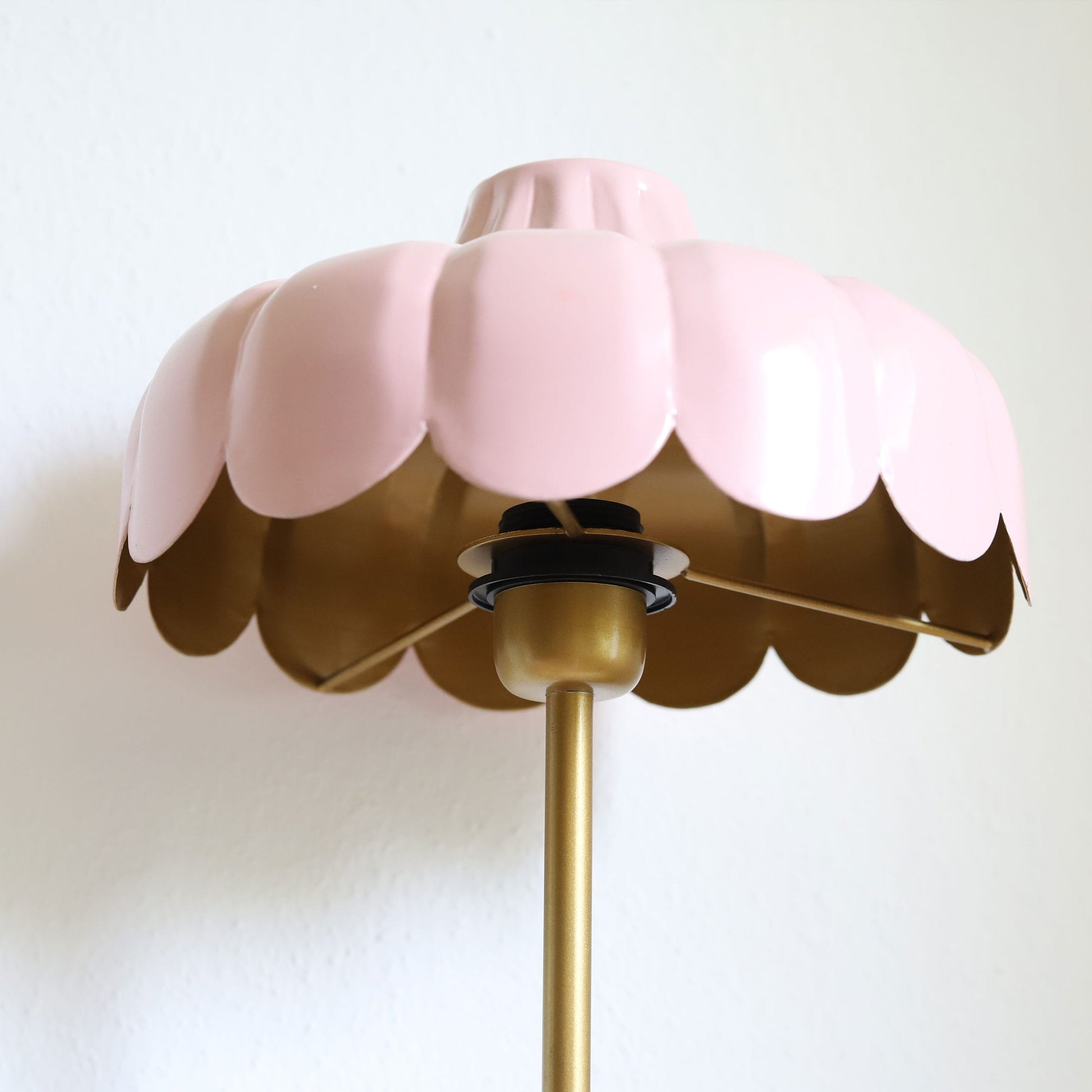 Rosa Tischlampe mit innen goldenem Lampenschirm