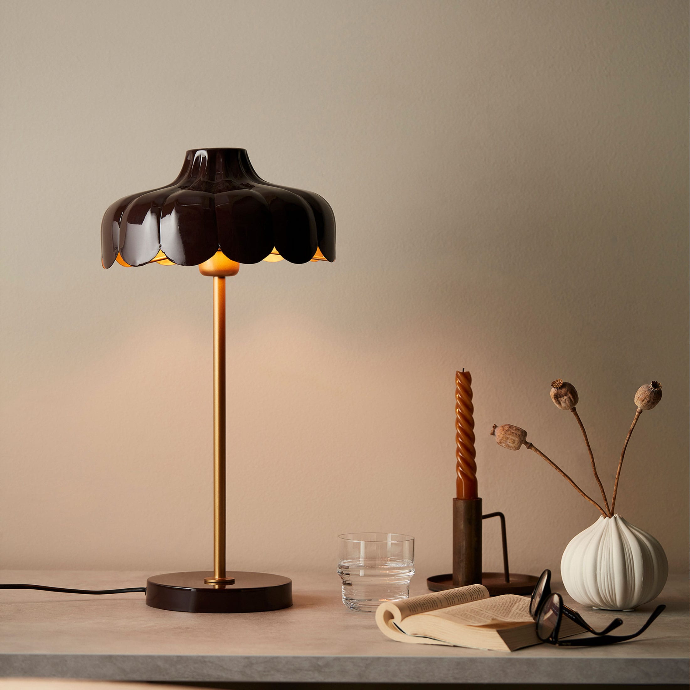 Tischleuchte in Blumenform in Schwarz von der Marke PR Home. Skandinavische Lampen im skandinavischen Look bei Soulbirdee kaufen