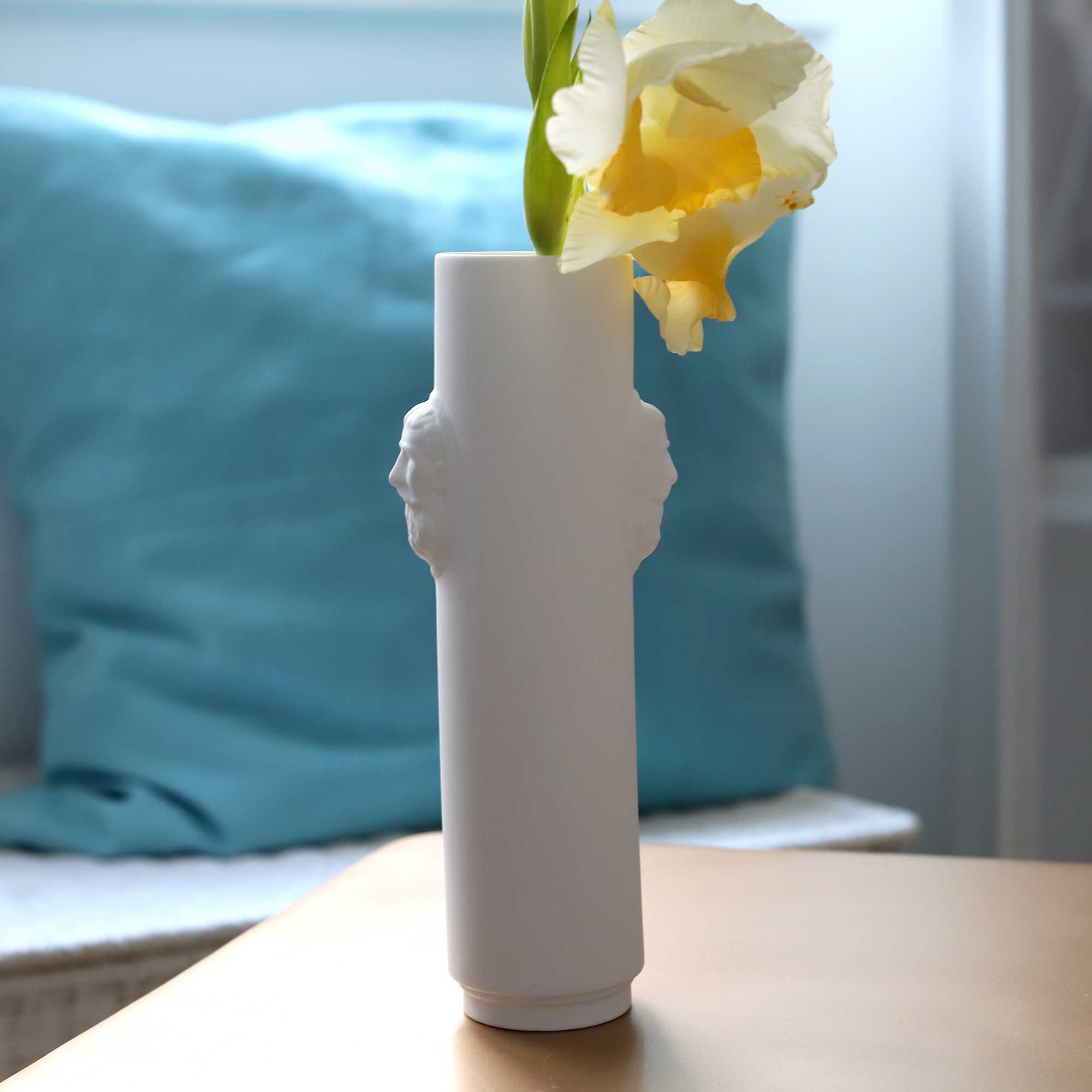 Vase aus Porzellan mit einem Portrait