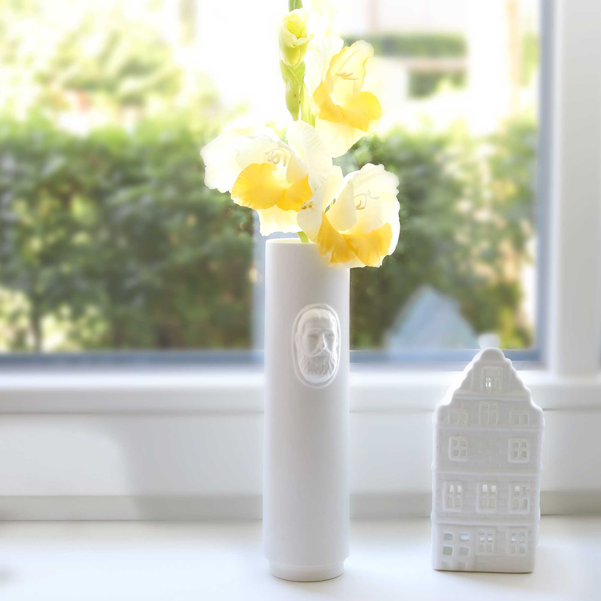 Weiße, hohe Porzellanvase mit einer Camee, mit einem Gesicht