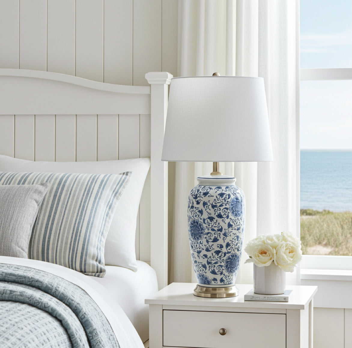 Das florale Muster der Porzellanlampe Jasmin passt perfekt zu heller Bettwäsche und schafft eine romantische Lichtstimmung.