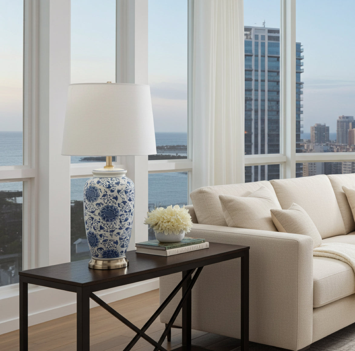 Dank ihres eleganten weiss-blauen Lampenfuss aus Porzellan ist die Tischlampe Jasmin die ideale Lösung für Konsolen im Wohnzimmer