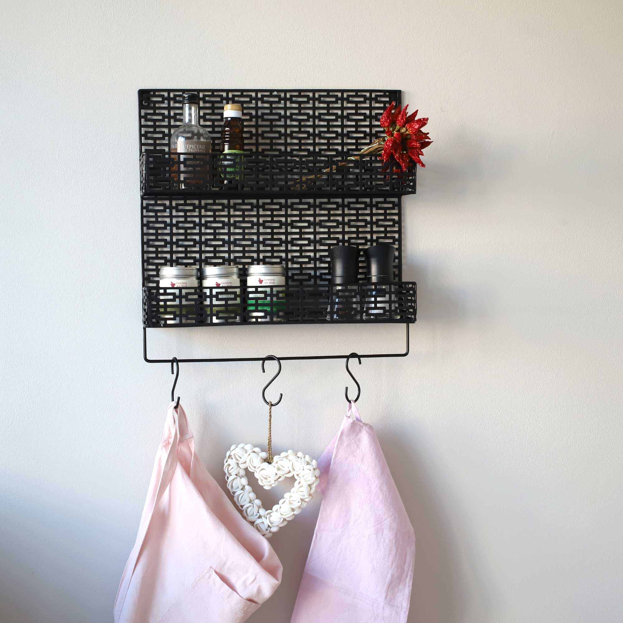 Wand Organizer mit 3 Haken & 2 Fächern aus Metall für die Aufbewahrung ♥ Pinnwand & elegantes Wandregal in Schwarz ♥ Soulbirdee Onlineshop Regal zur Aufbewahrung von Küchenutensilien