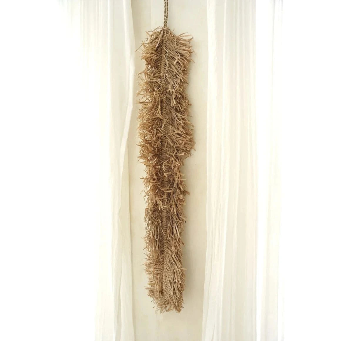 Handgefertigte Wanddekoration HIPPIE aus natürlichem Seegras im Boho Stil mit langen Naturfasern.
